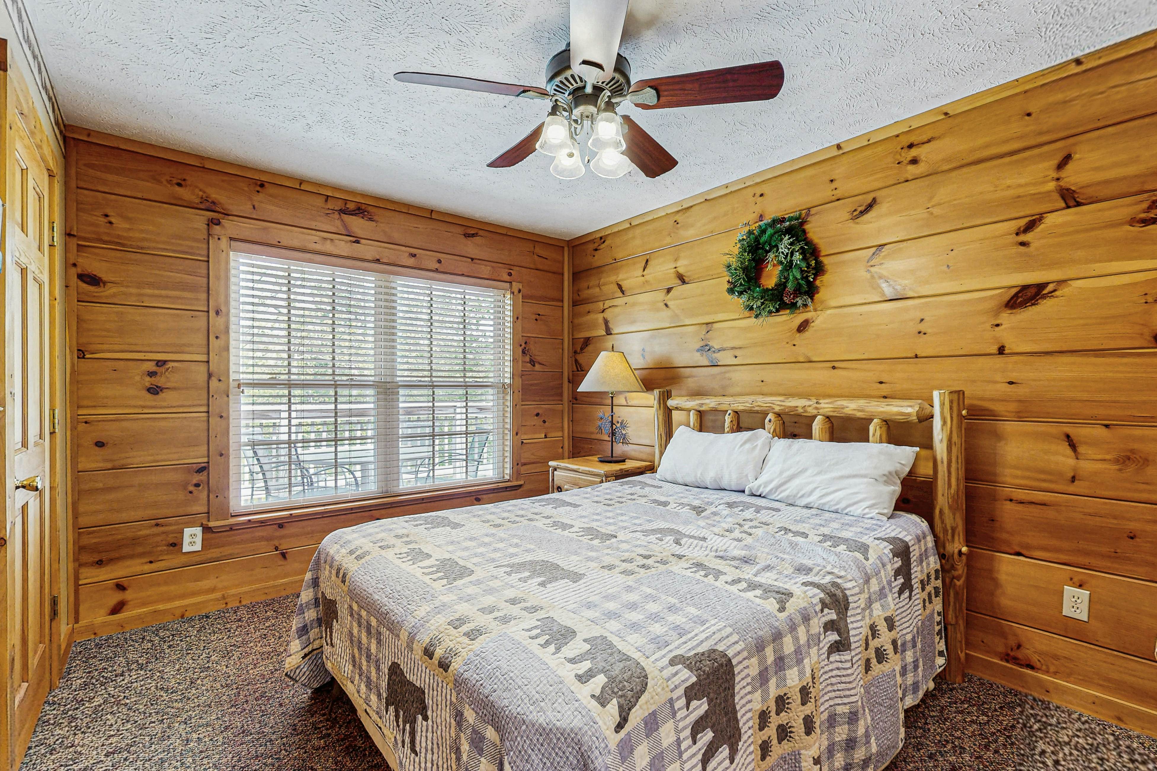 Stunning cabin on valley floor w/fireplace, hot tub, shared pool & BBQ grill