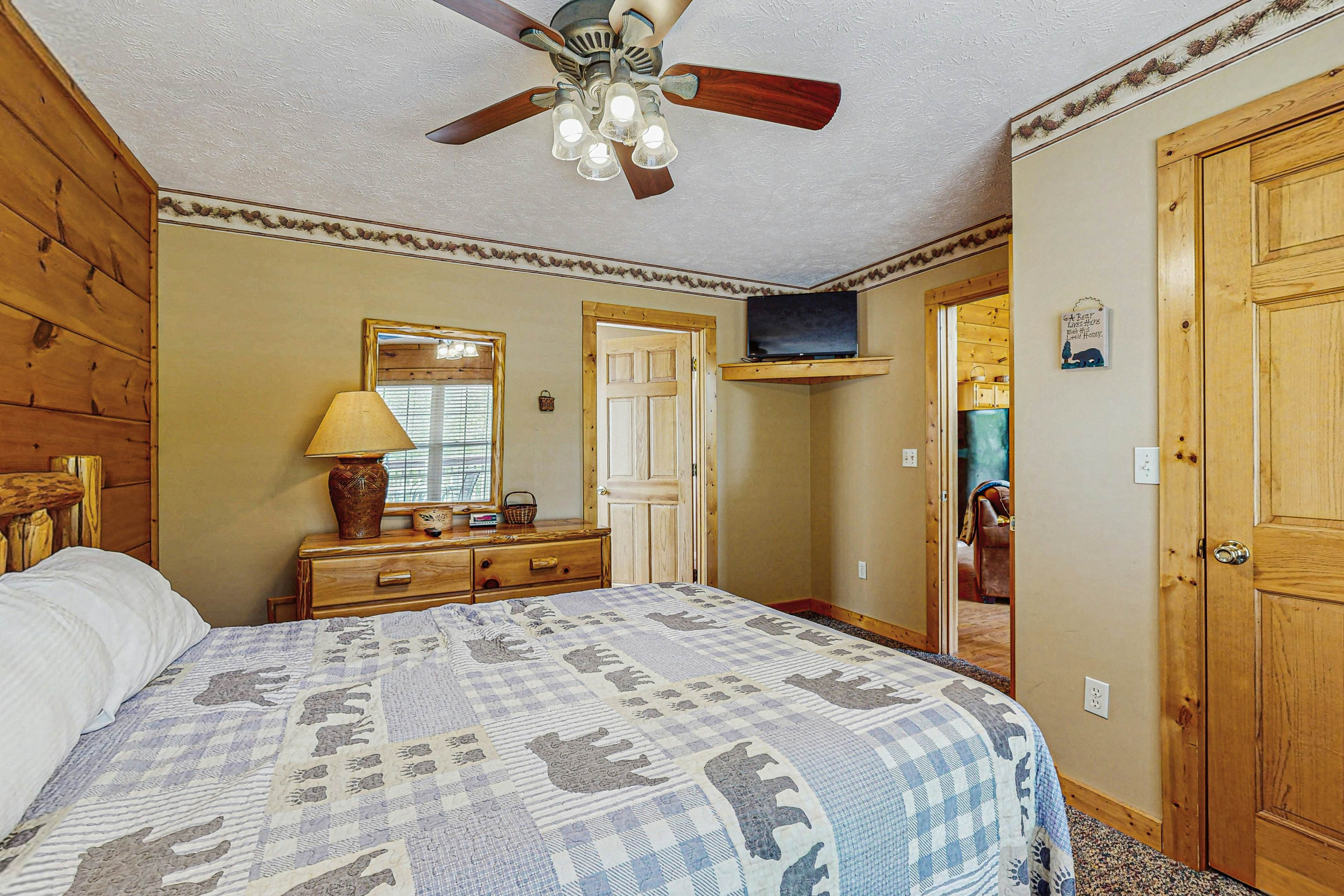 Stunning cabin on valley floor w/fireplace, hot tub, shared pool & BBQ grill