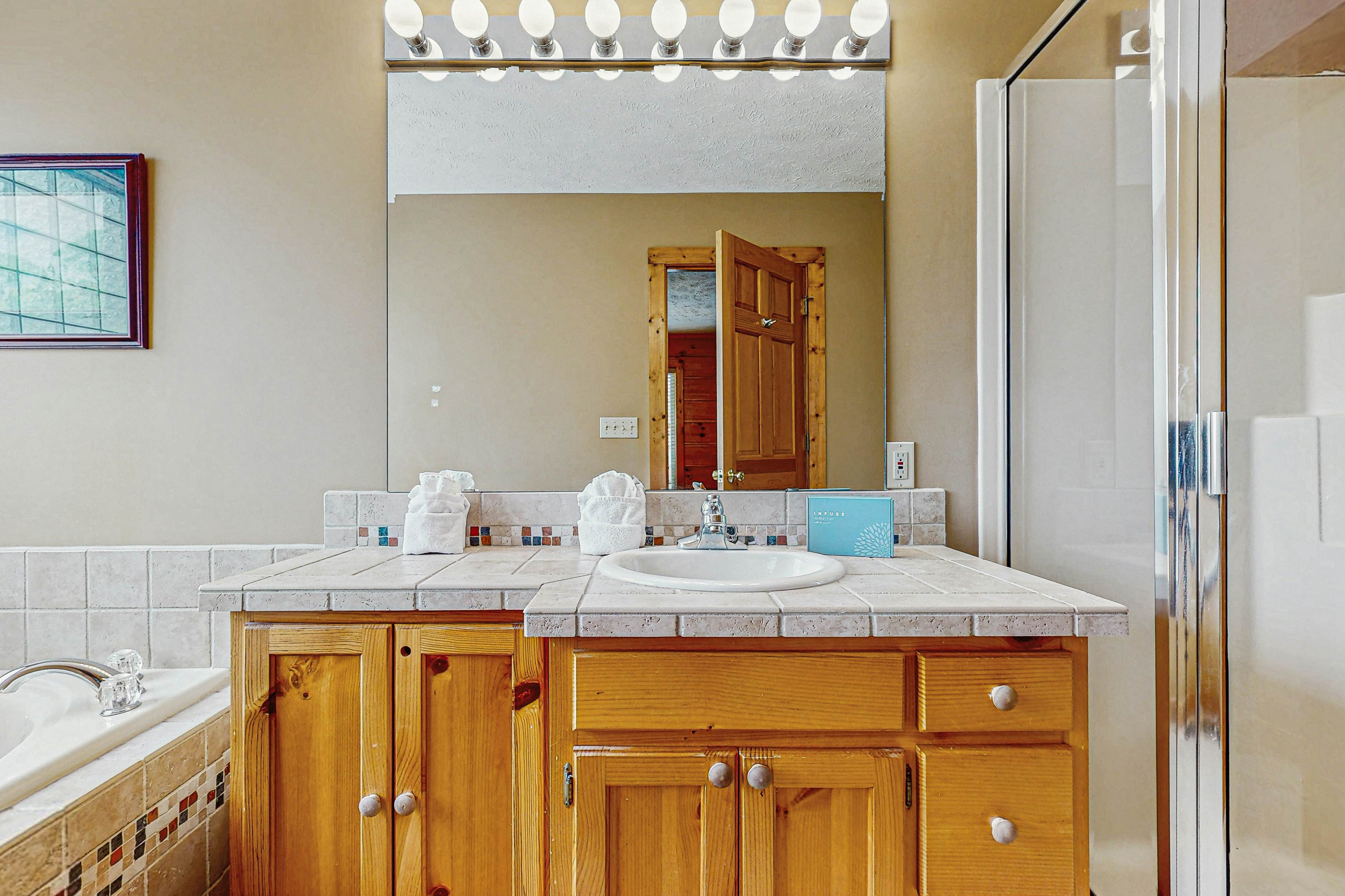 Stunning cabin on valley floor w/fireplace, hot tub, shared pool & BBQ grill