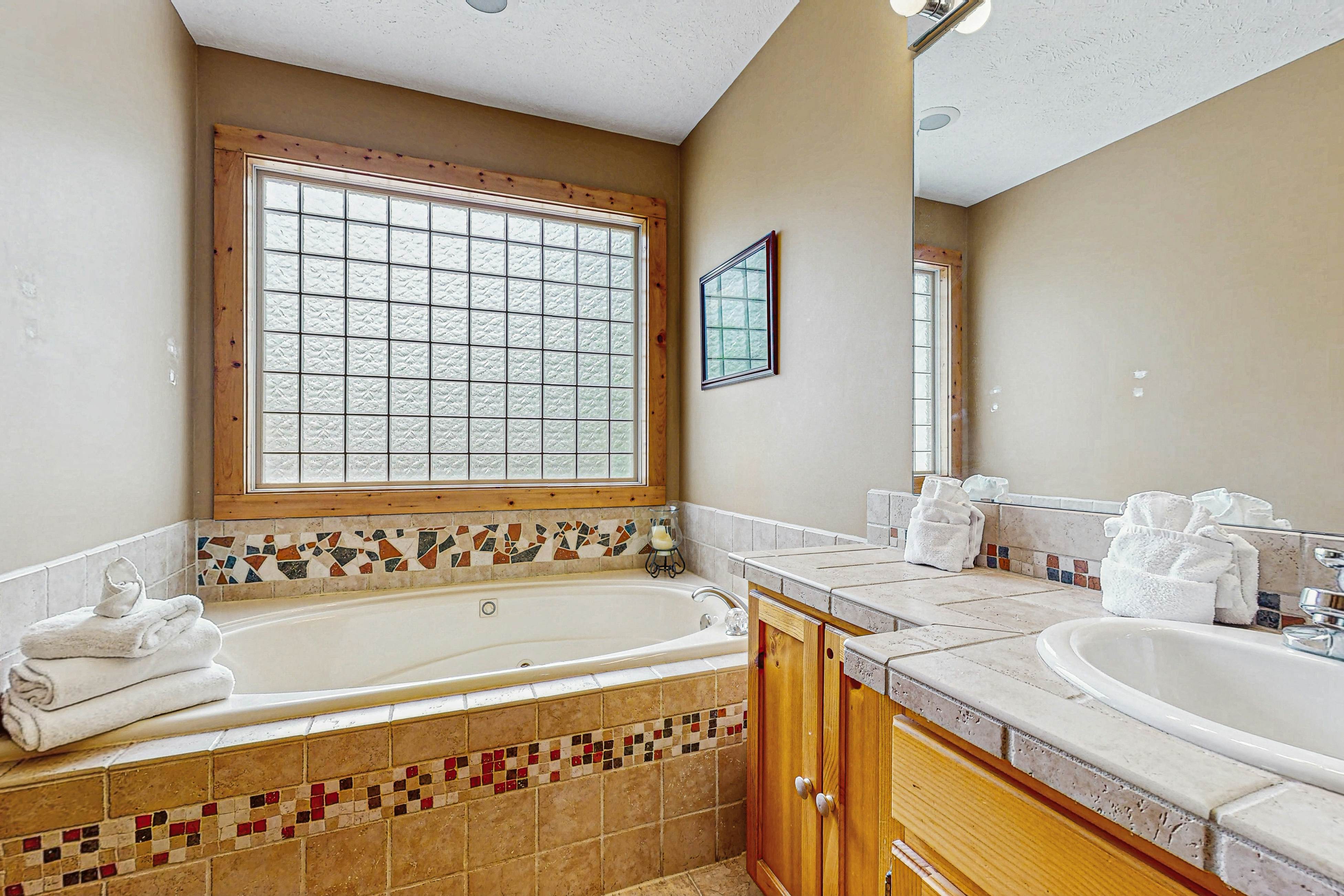 Stunning cabin on valley floor w/fireplace, hot tub, shared pool & BBQ grill