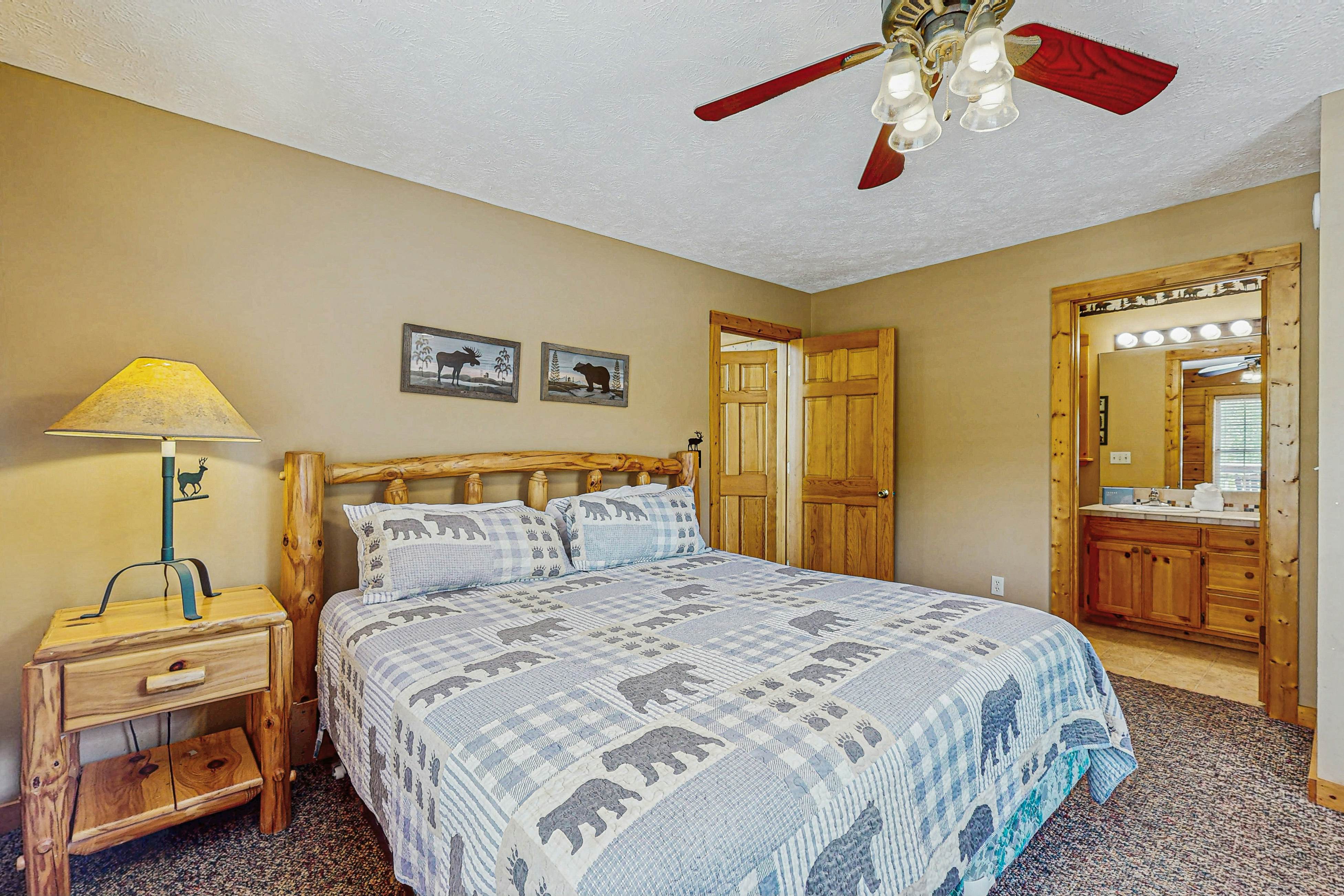 Stunning cabin on valley floor w/fireplace, hot tub, shared pool & BBQ grill