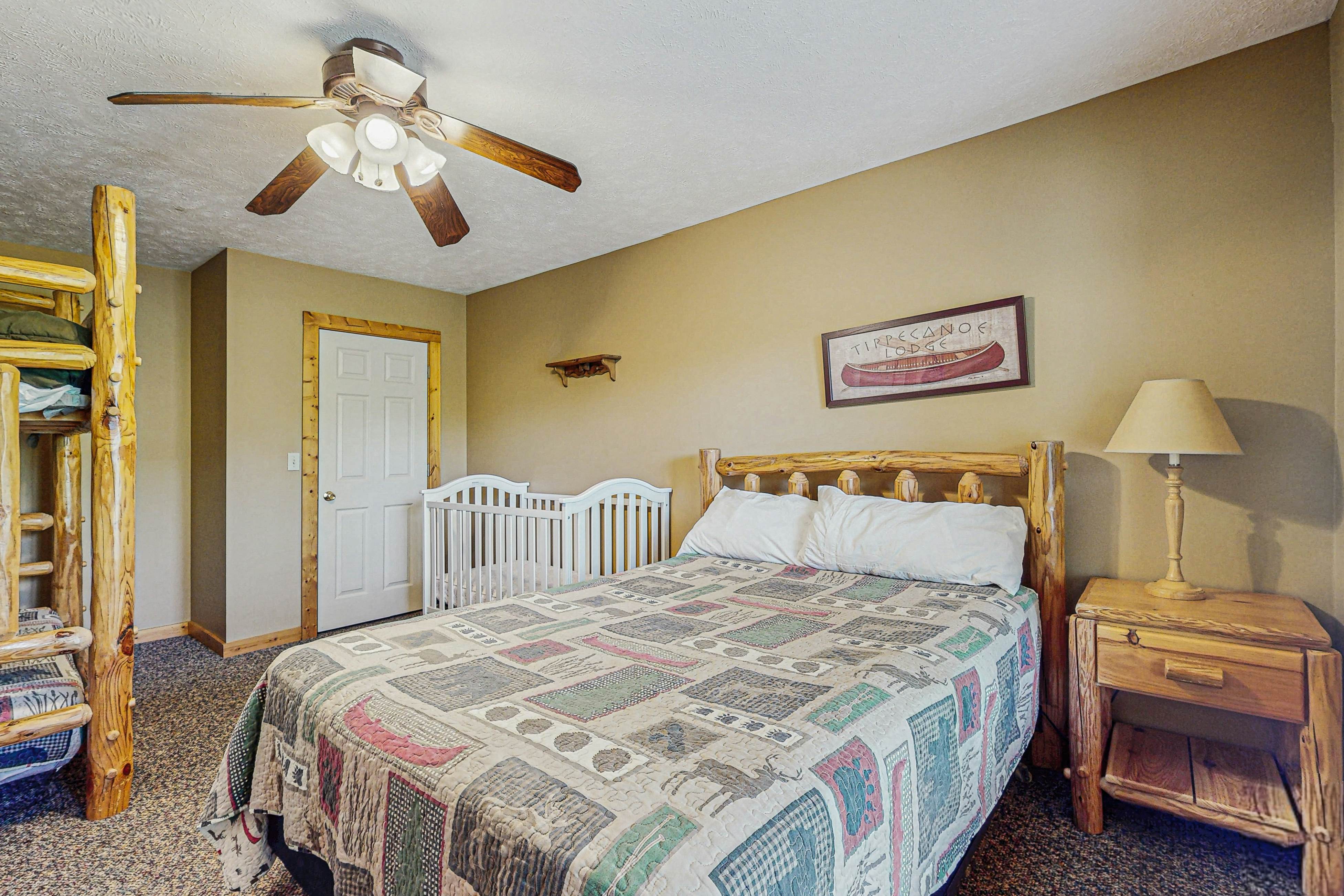 Stunning cabin on valley floor w/fireplace, hot tub, shared pool & BBQ grill