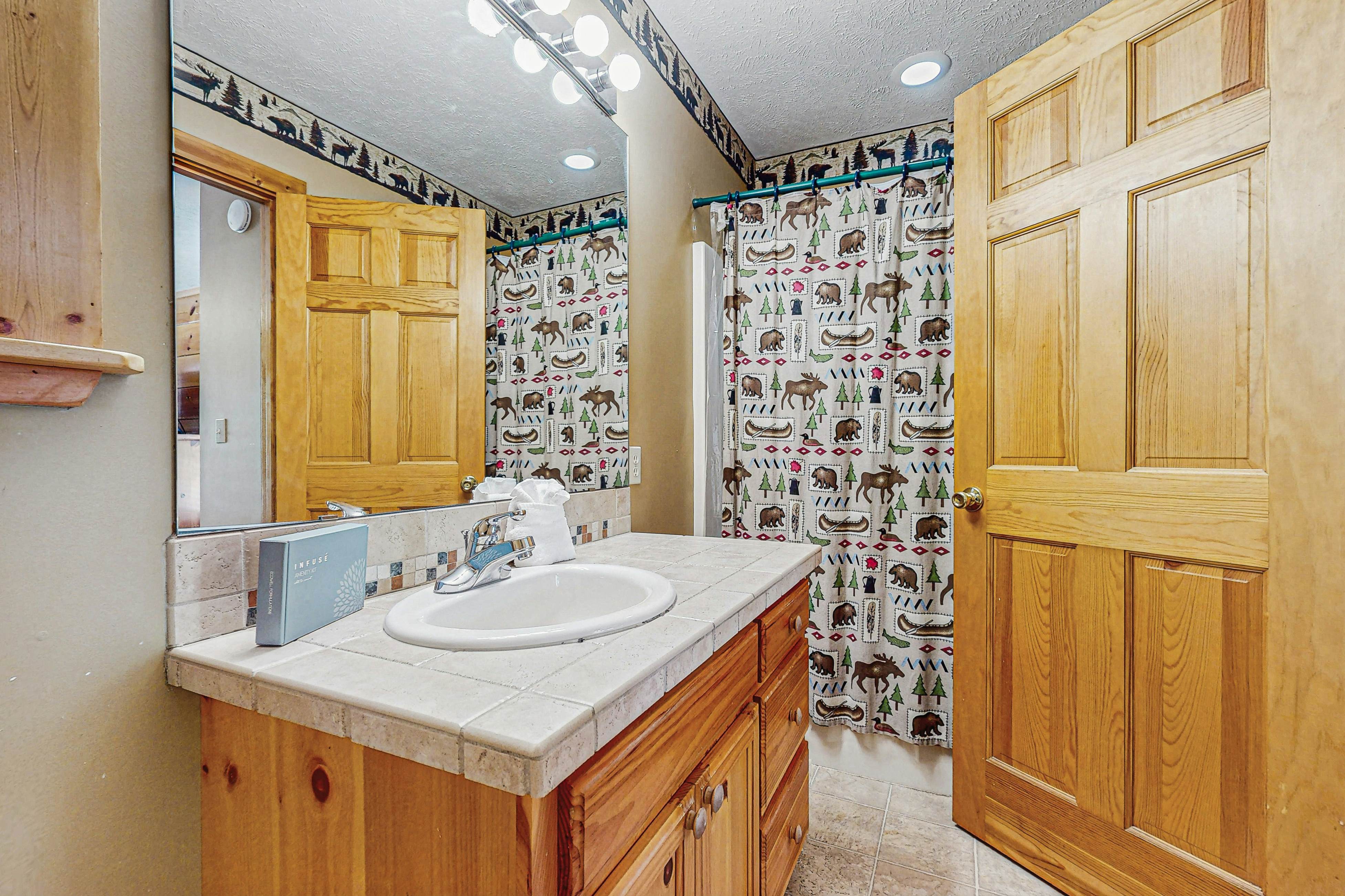 Stunning cabin on valley floor w/fireplace, hot tub, shared pool & BBQ grill