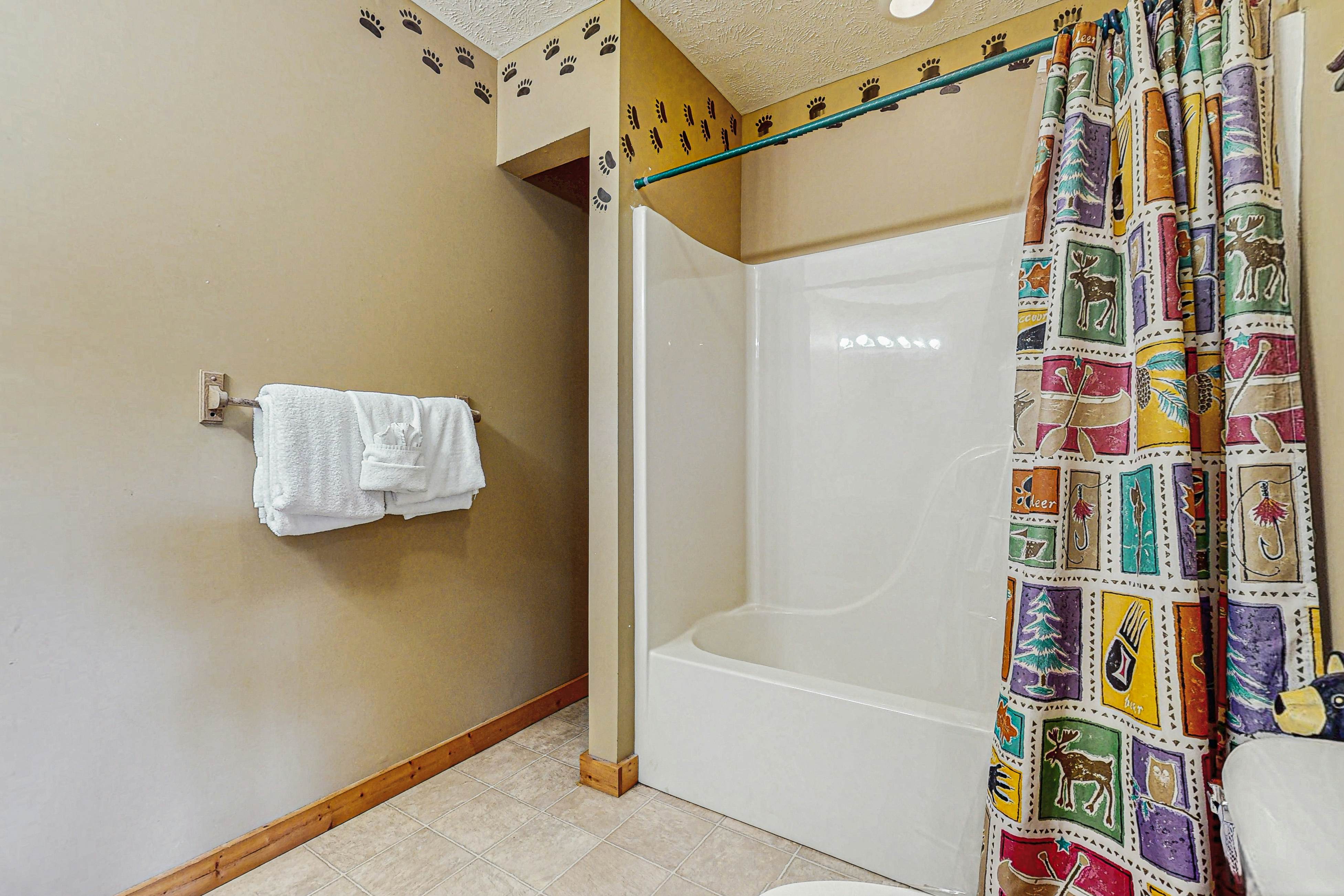 Stunning cabin on valley floor w/fireplace, hot tub, shared pool & BBQ grill