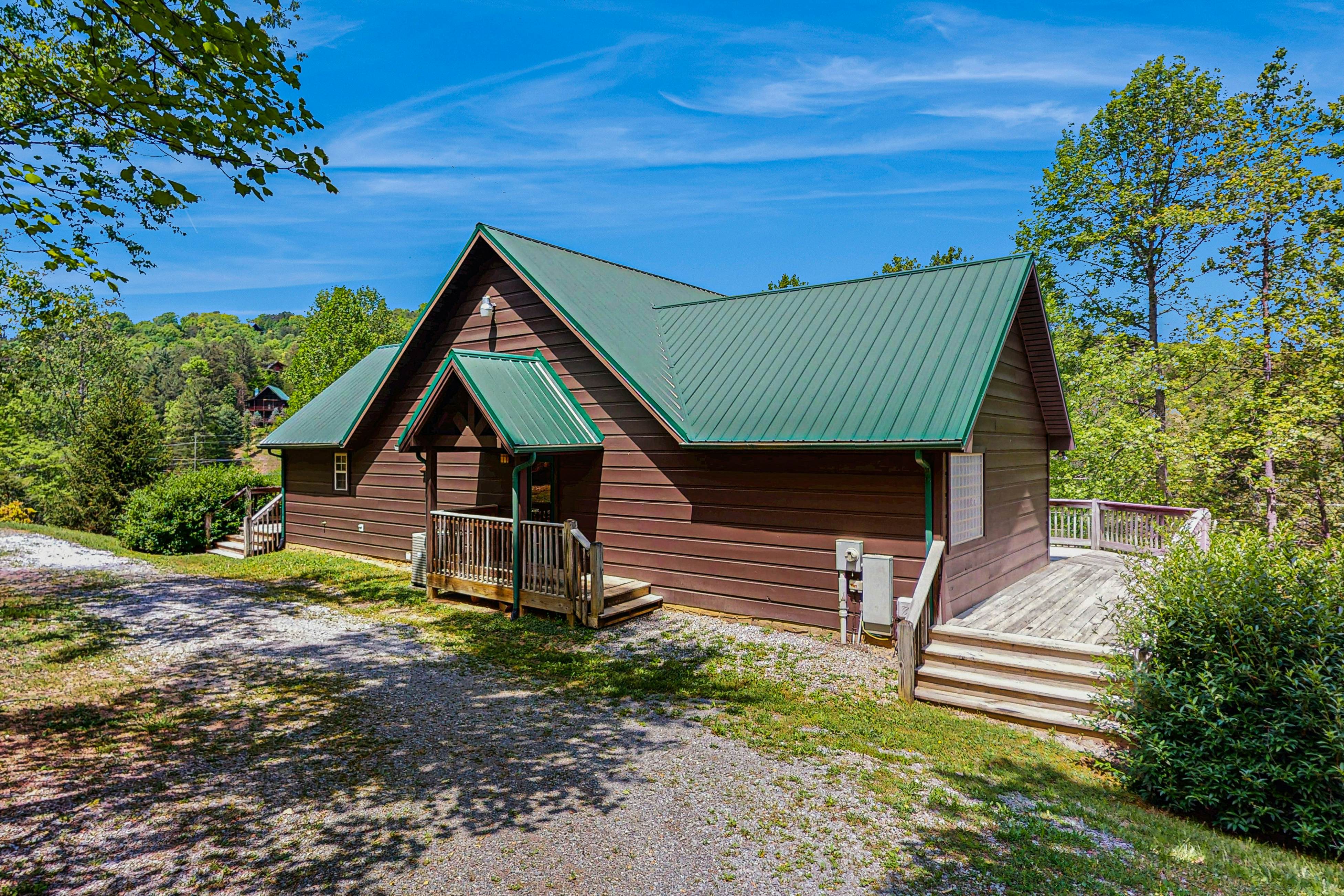 Stunning cabin on valley floor w/fireplace, hot tub, shared pool & BBQ grill
