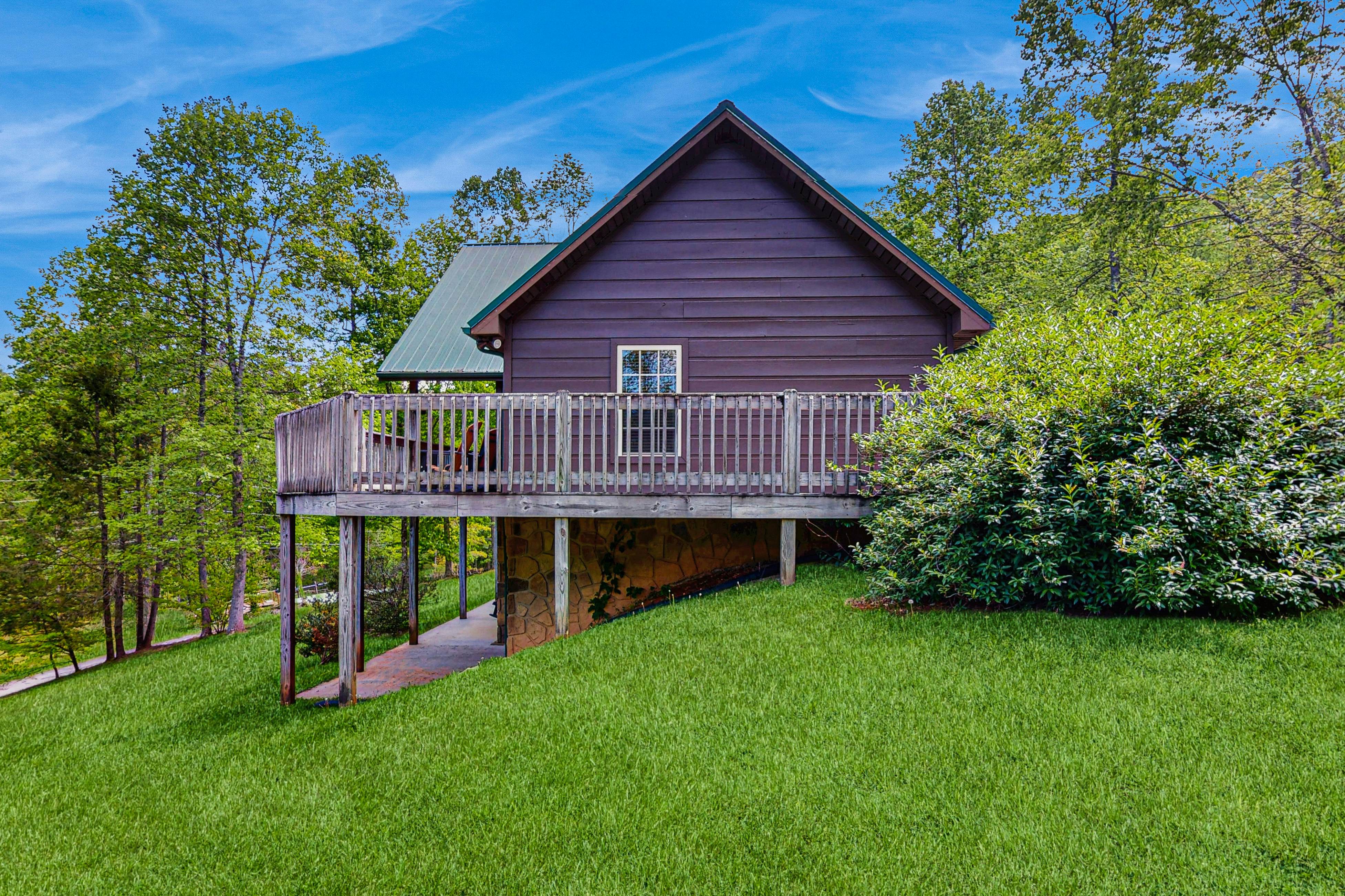 Stunning cabin on valley floor w/fireplace, hot tub, shared pool & BBQ grill