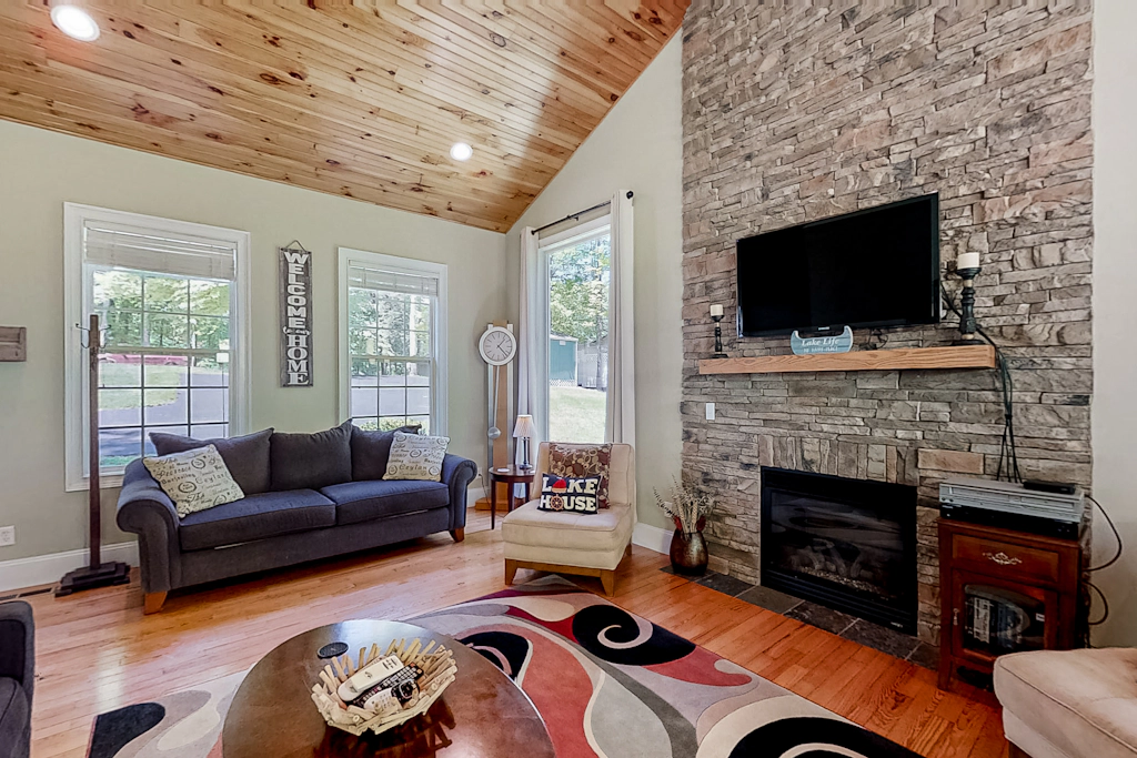 Charming Lakefront Home, Sleep 12, Dock, Boat Launch