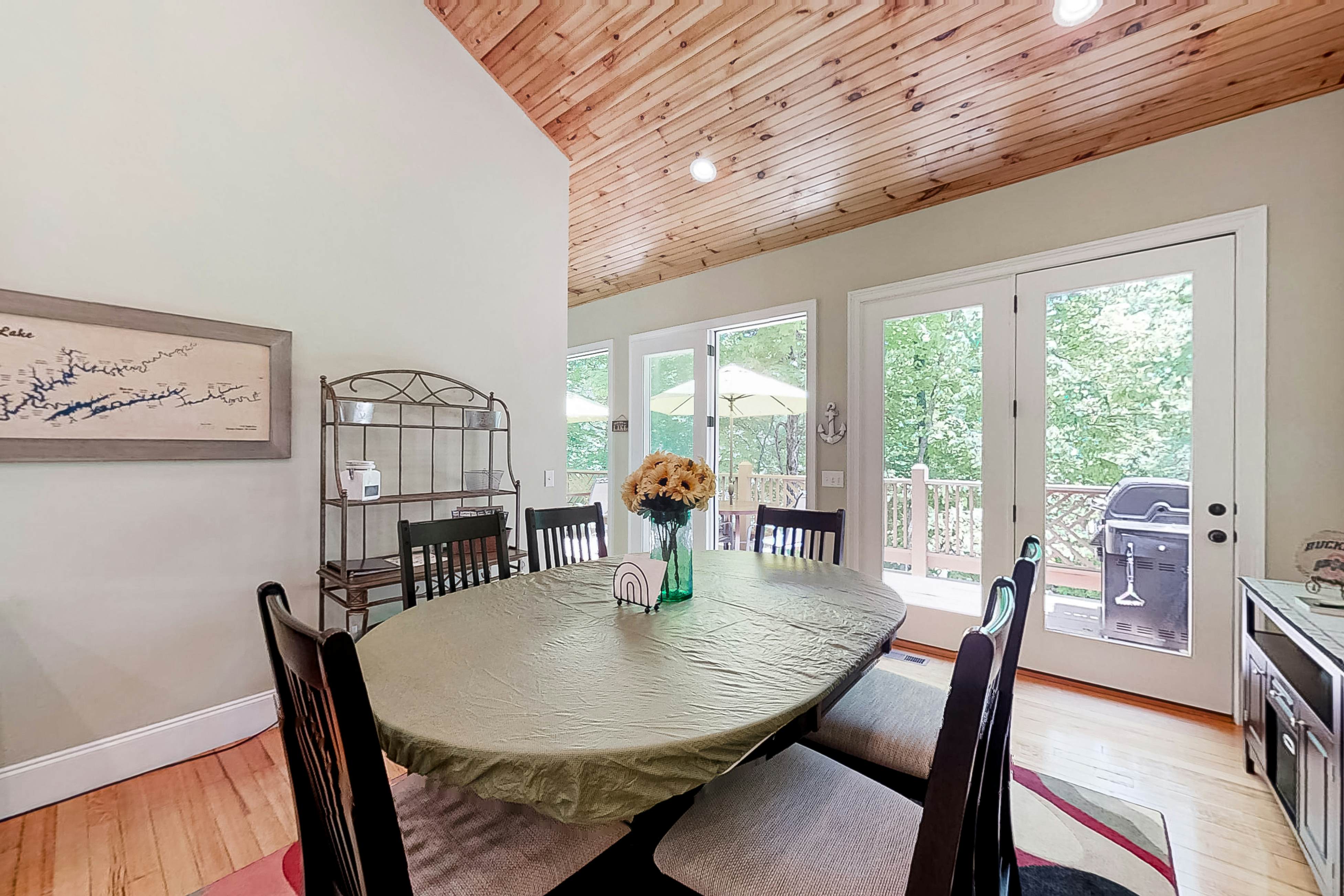 Charming Lakefront Home, Sleep 12・Dock・Boat Launch