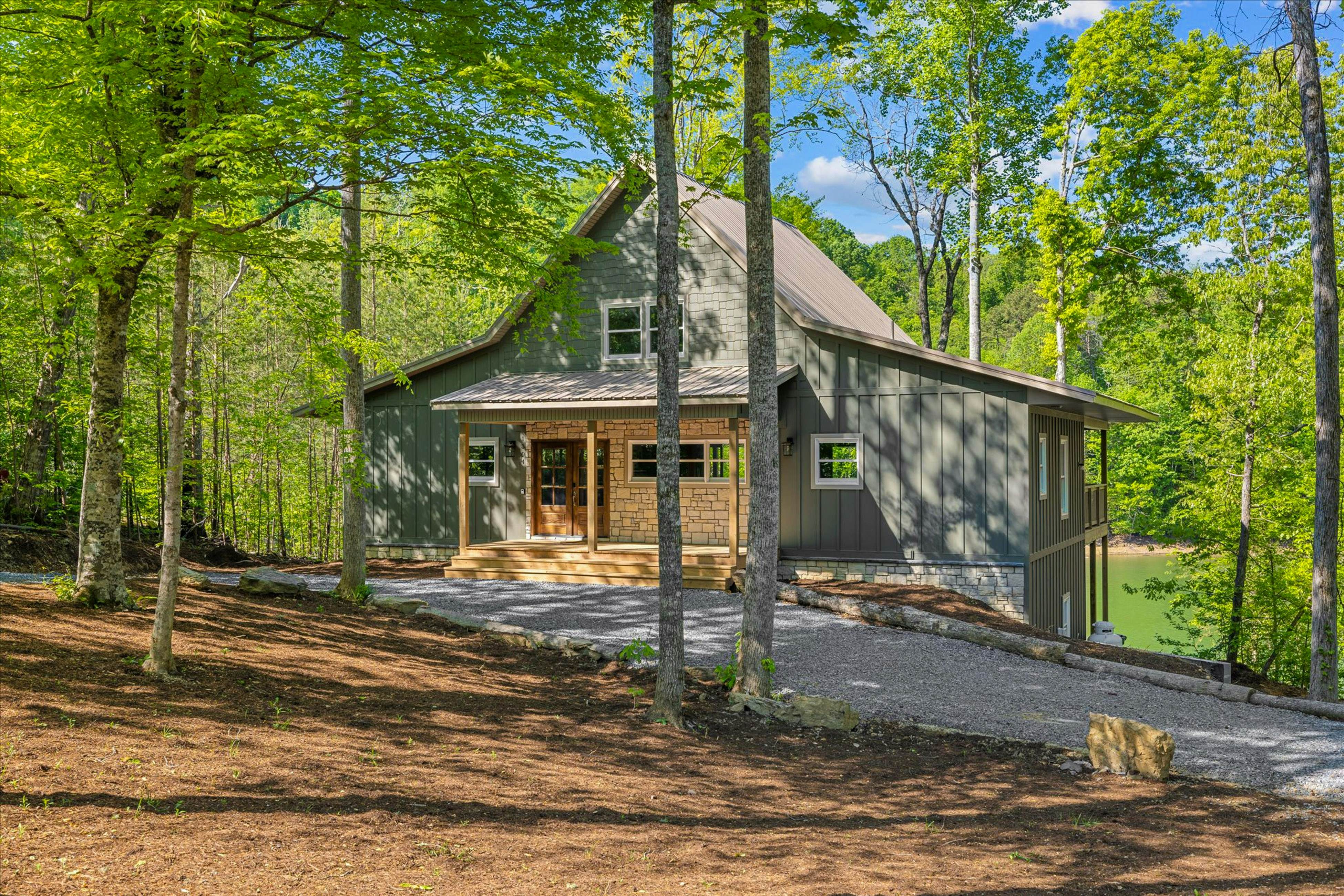 Serene Waterfront Cabin, Sleeps 12・Patio・Fire pit
