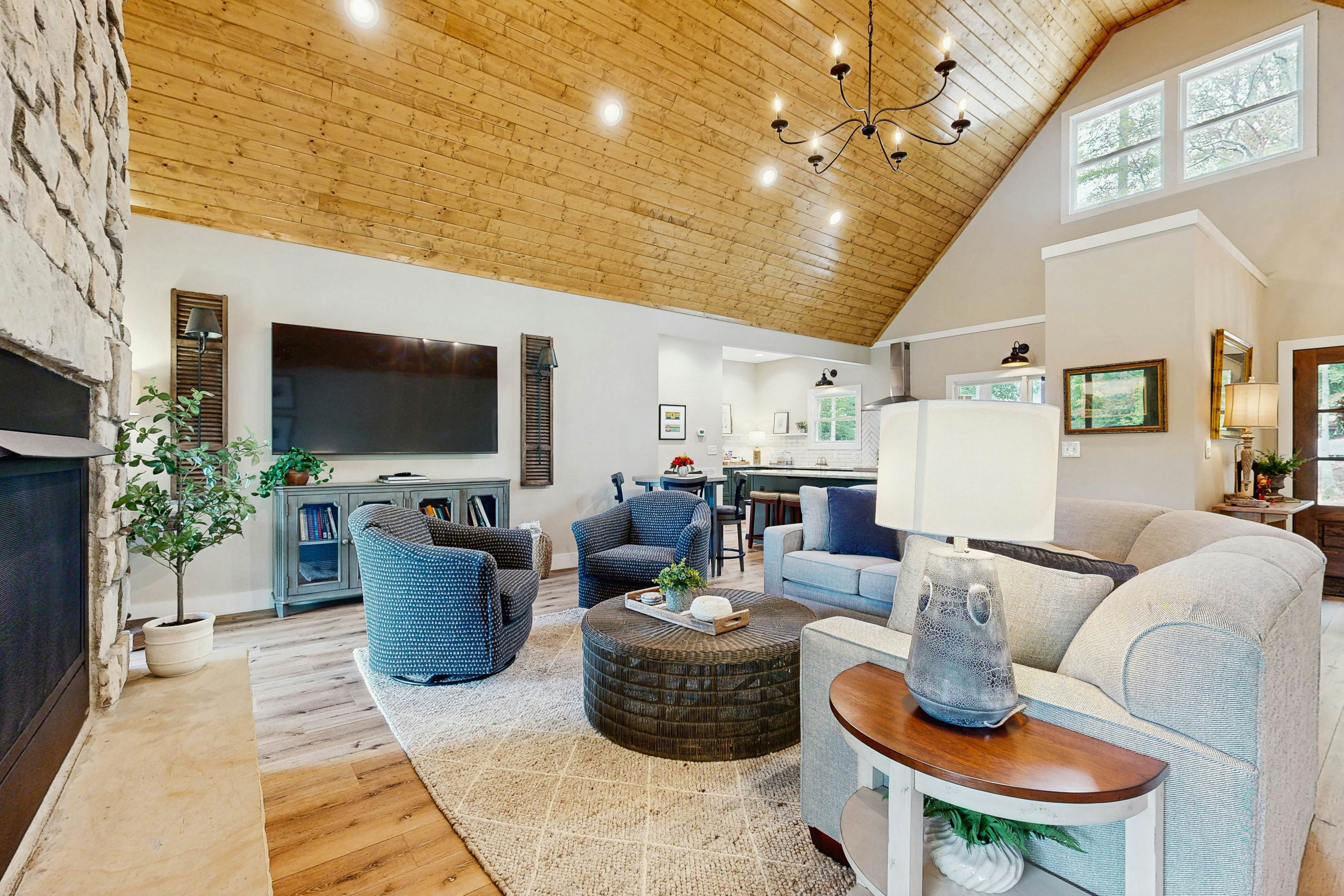 Serene Waterfront Cabin, Sleeps 12・Patio・Fire pit