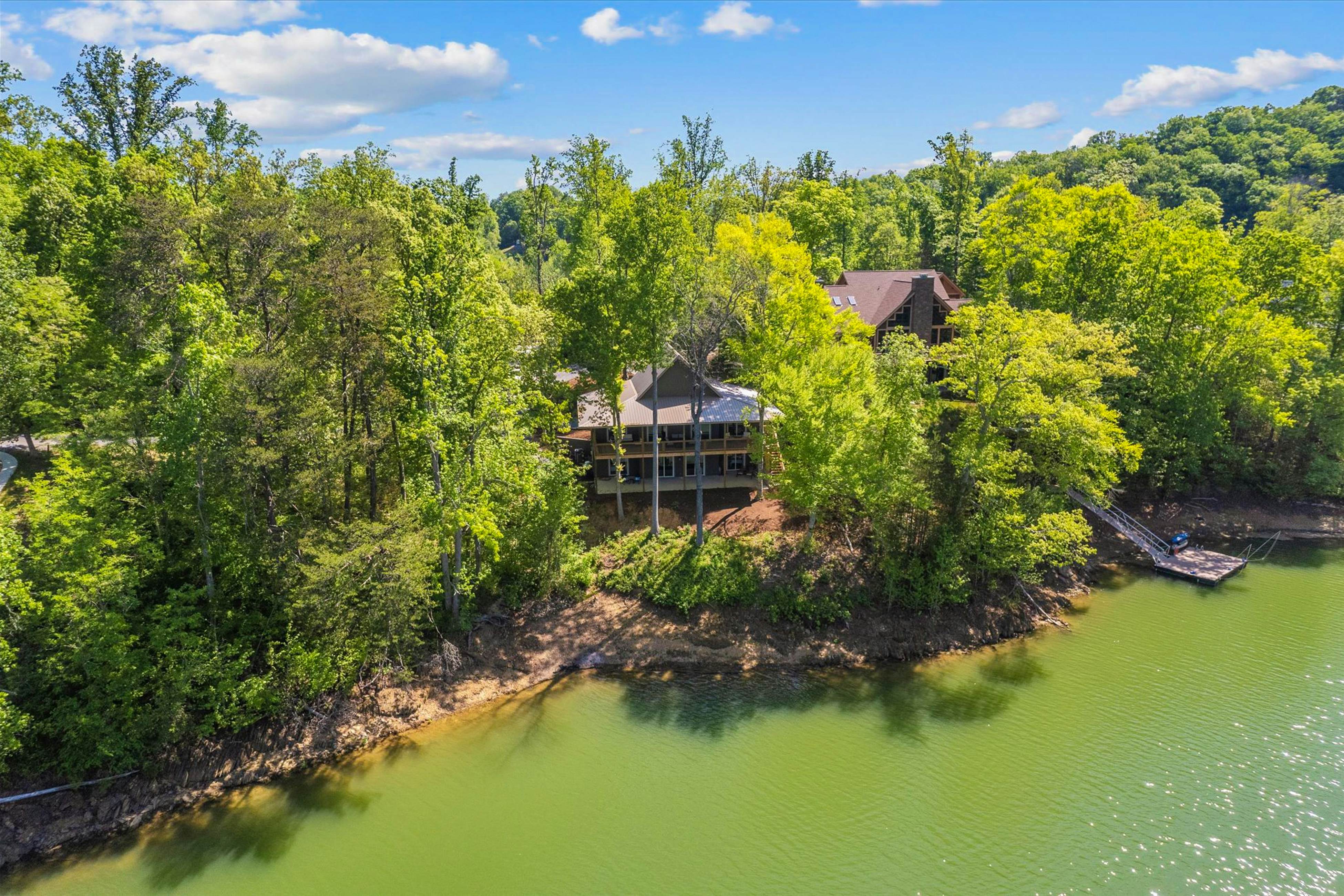 Serene Waterfront Cabin, Sleeps 12・Patio・Fire pit
