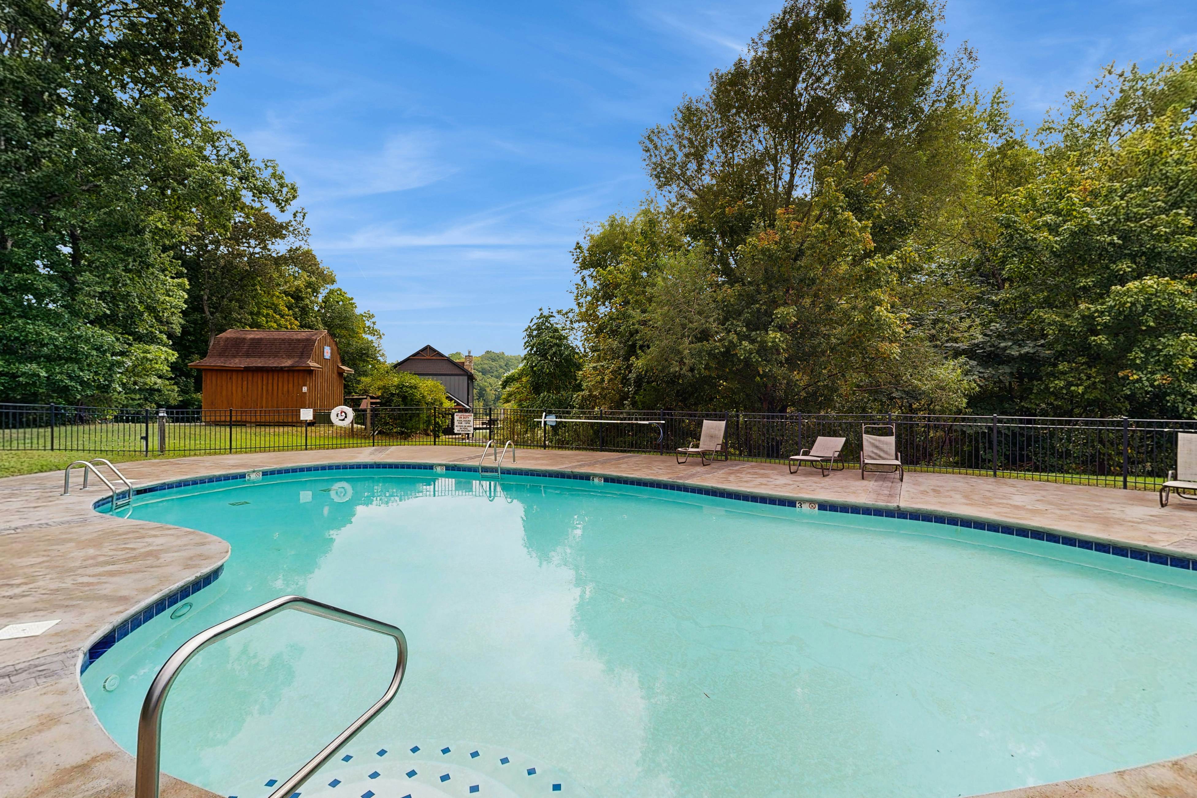 Serene Waterfront Cabin, Sleeps 12・Patio・Fire pit