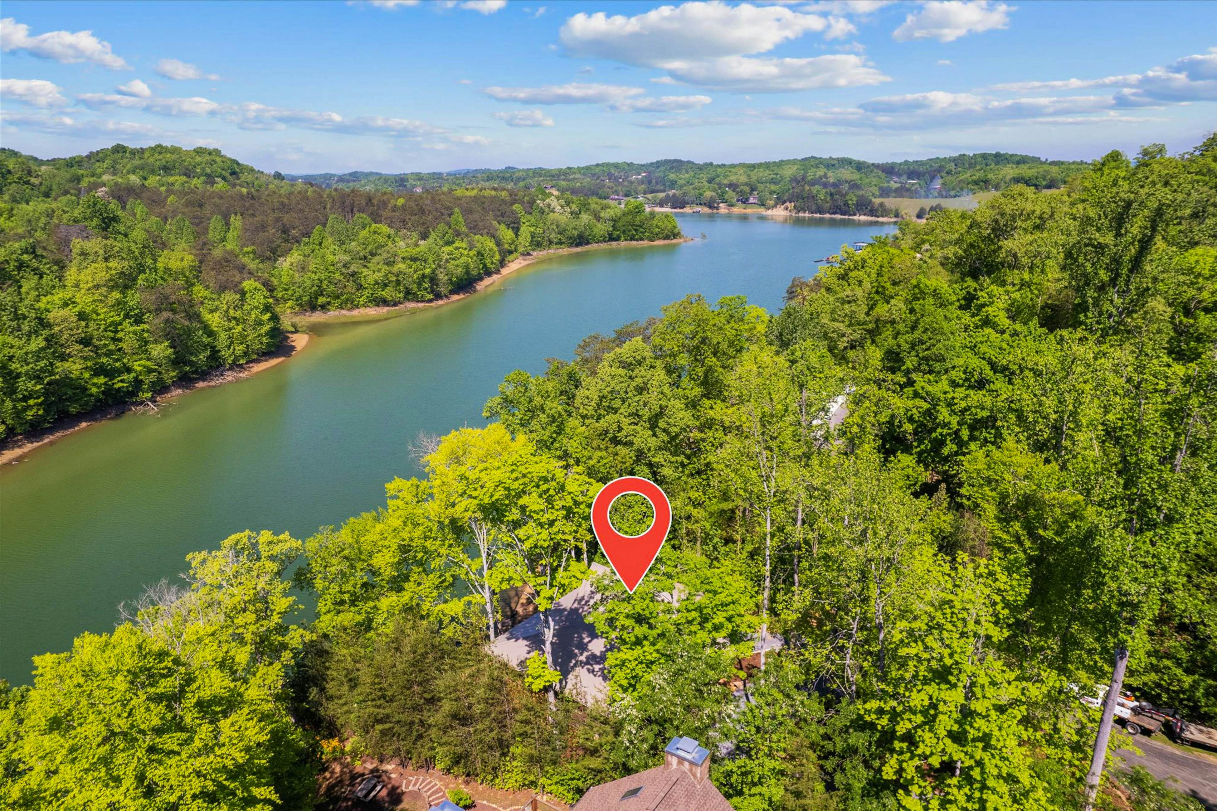 Serene Waterfront Cabin, Sleeps 12・Patio・Fire pit