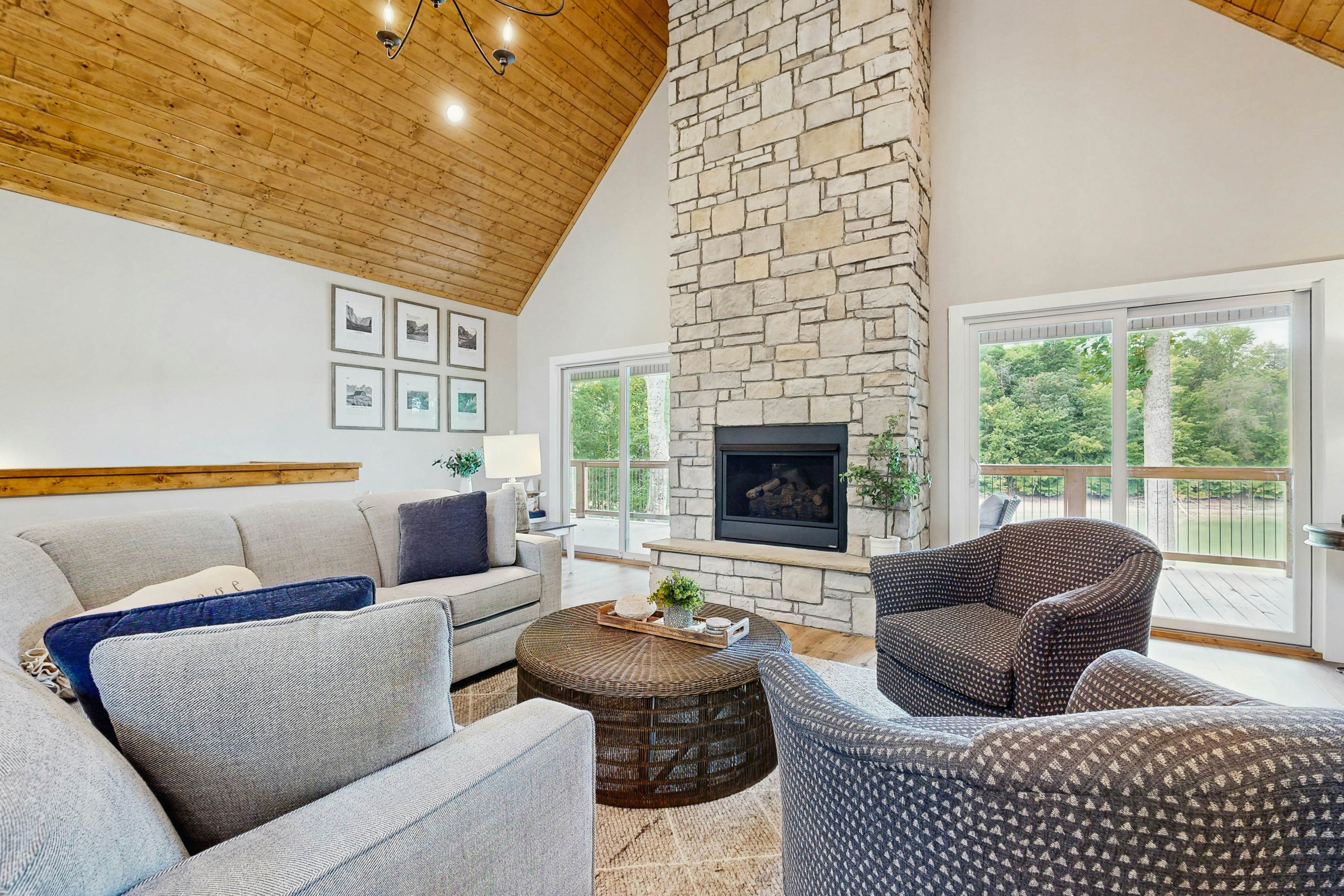 Serene Waterfront Cabin, Sleeps 12・Patio・Fire pit