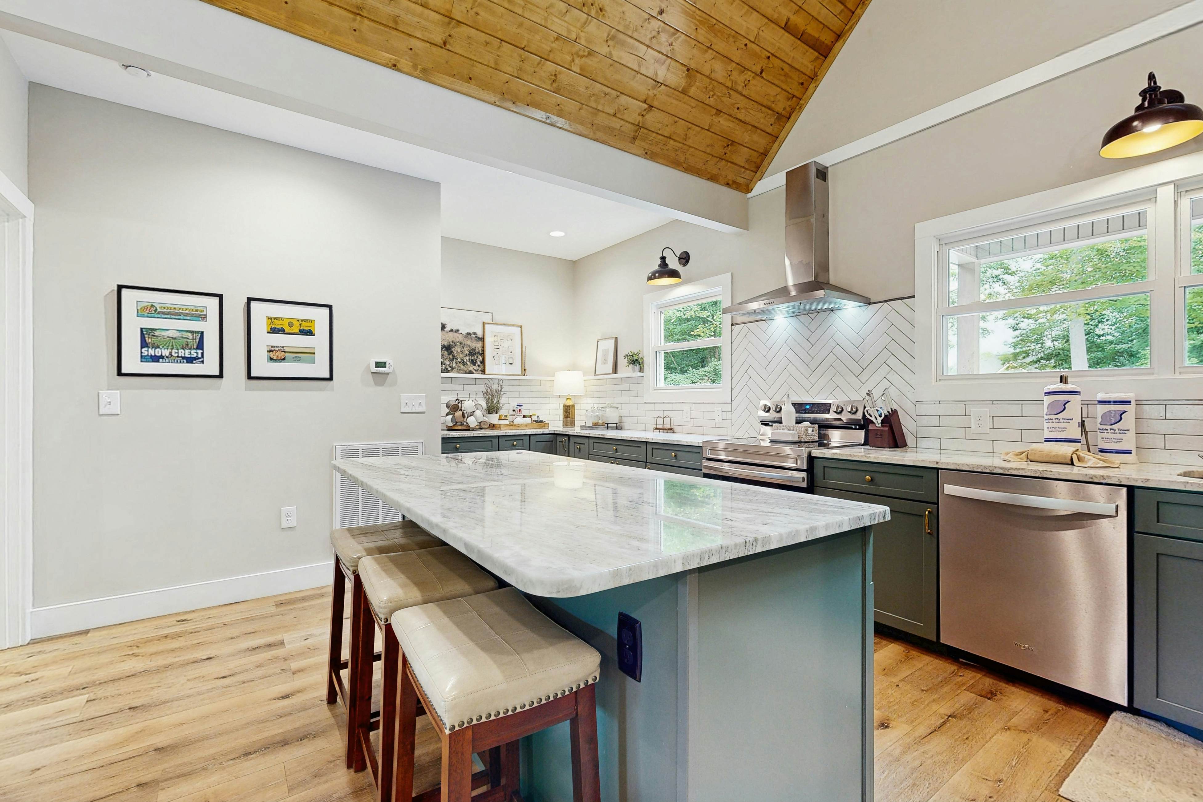 Serene Waterfront Cabin, Sleeps 12・Patio・Fire pit