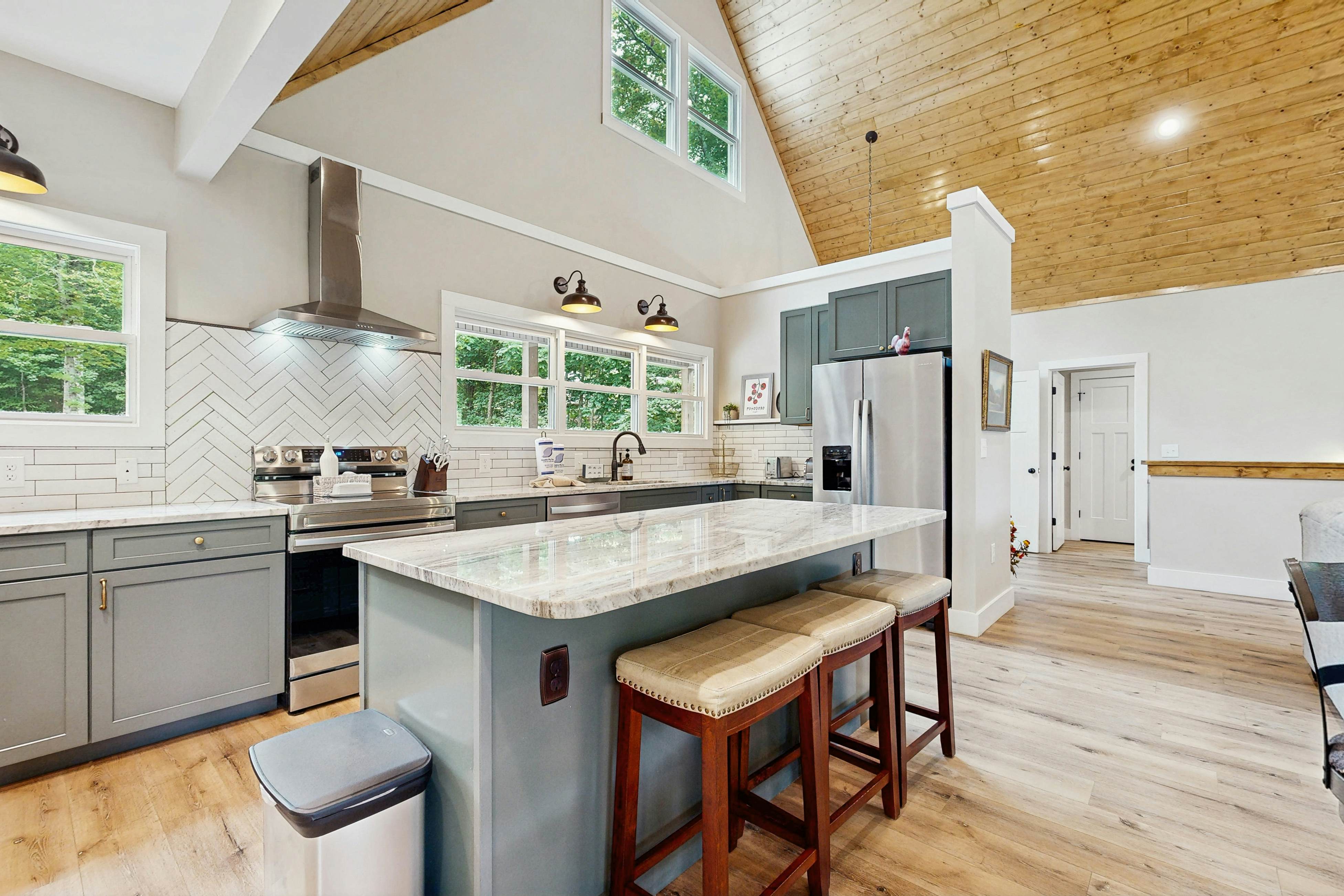 Serene Waterfront Cabin, Sleeps 12・Patio・Fire pit