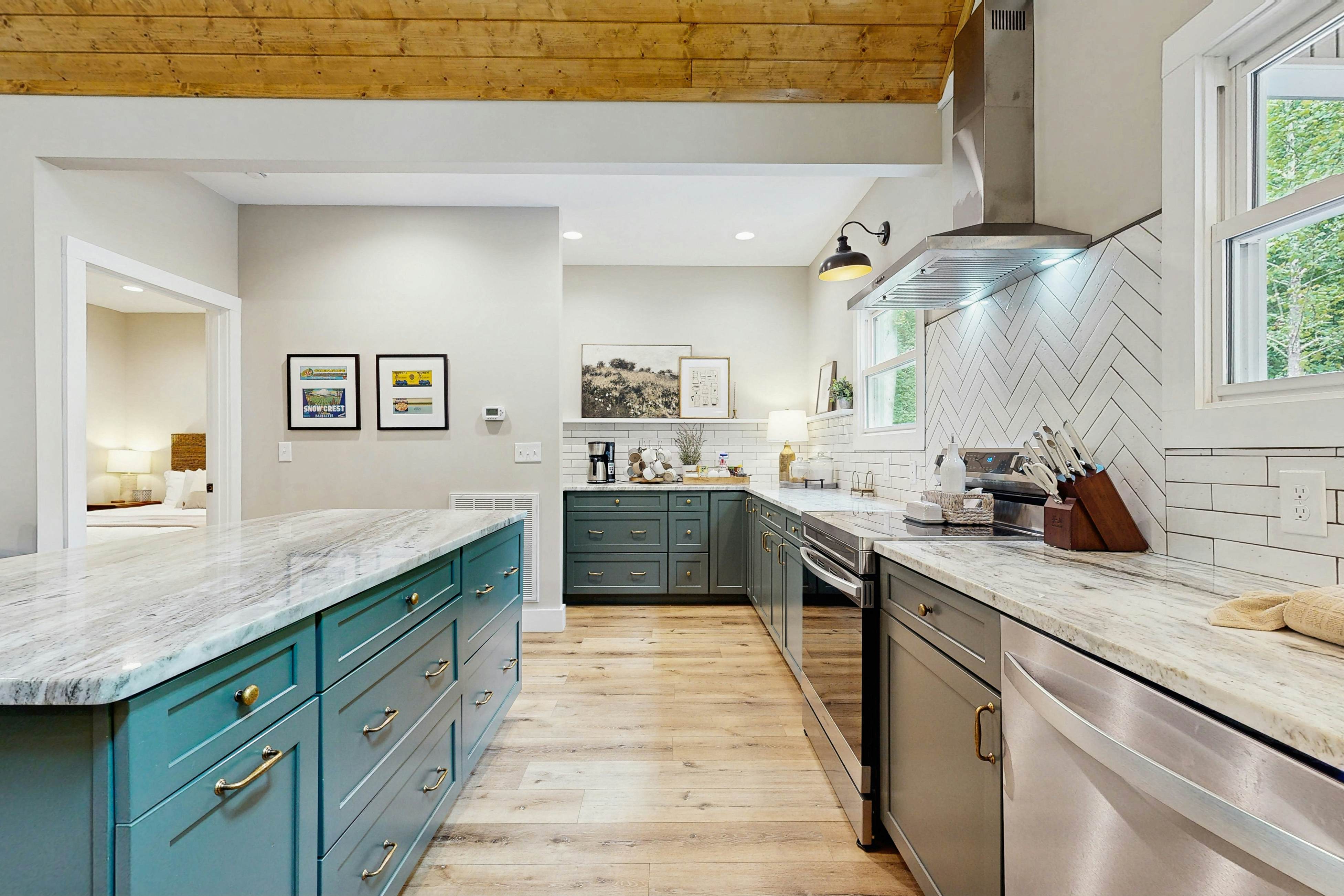 Serene Waterfront Cabin, Sleeps 12・Patio・Fire pit