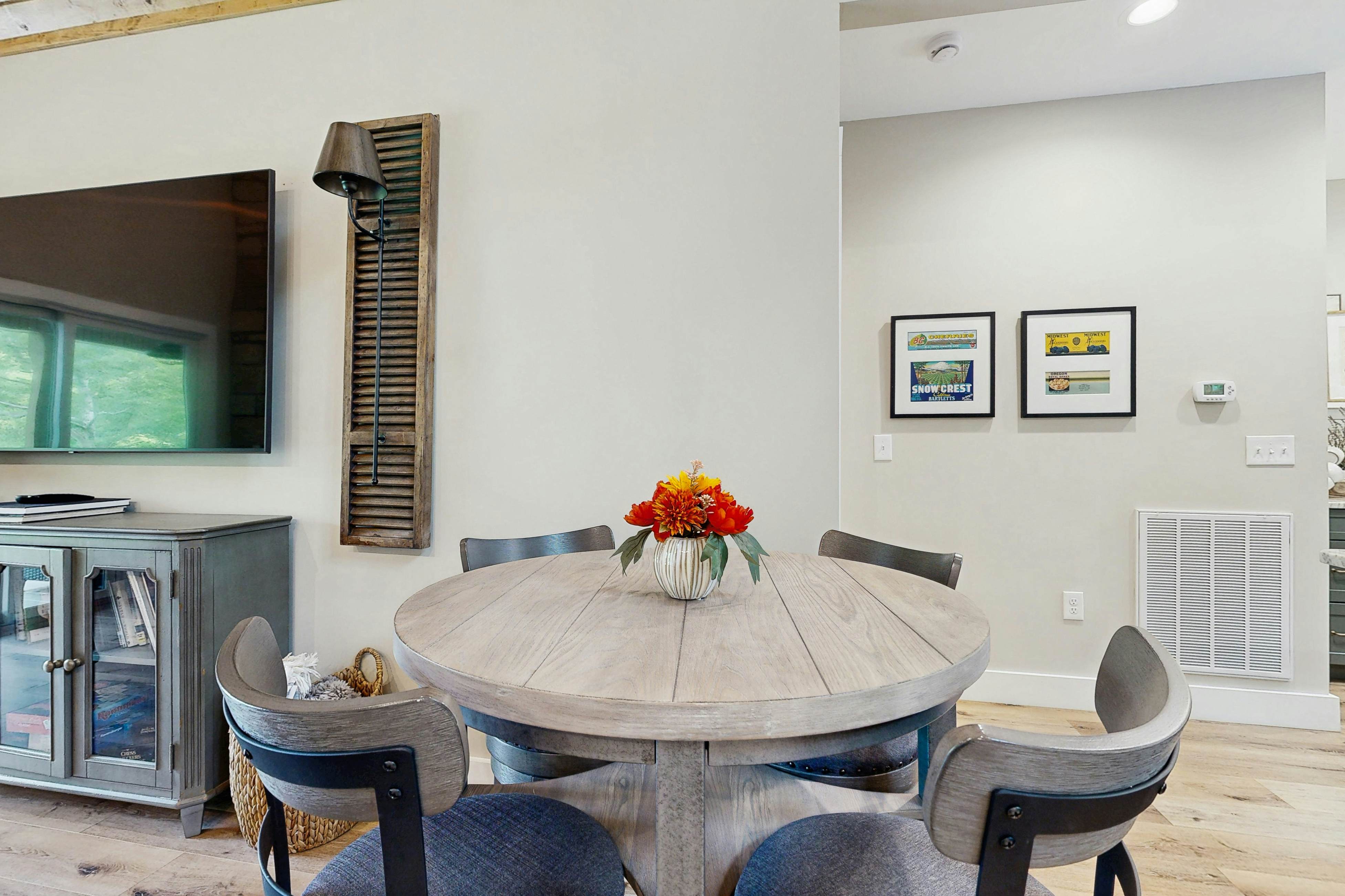 Serene Waterfront Cabin, Sleeps 12・Patio・Fire pit