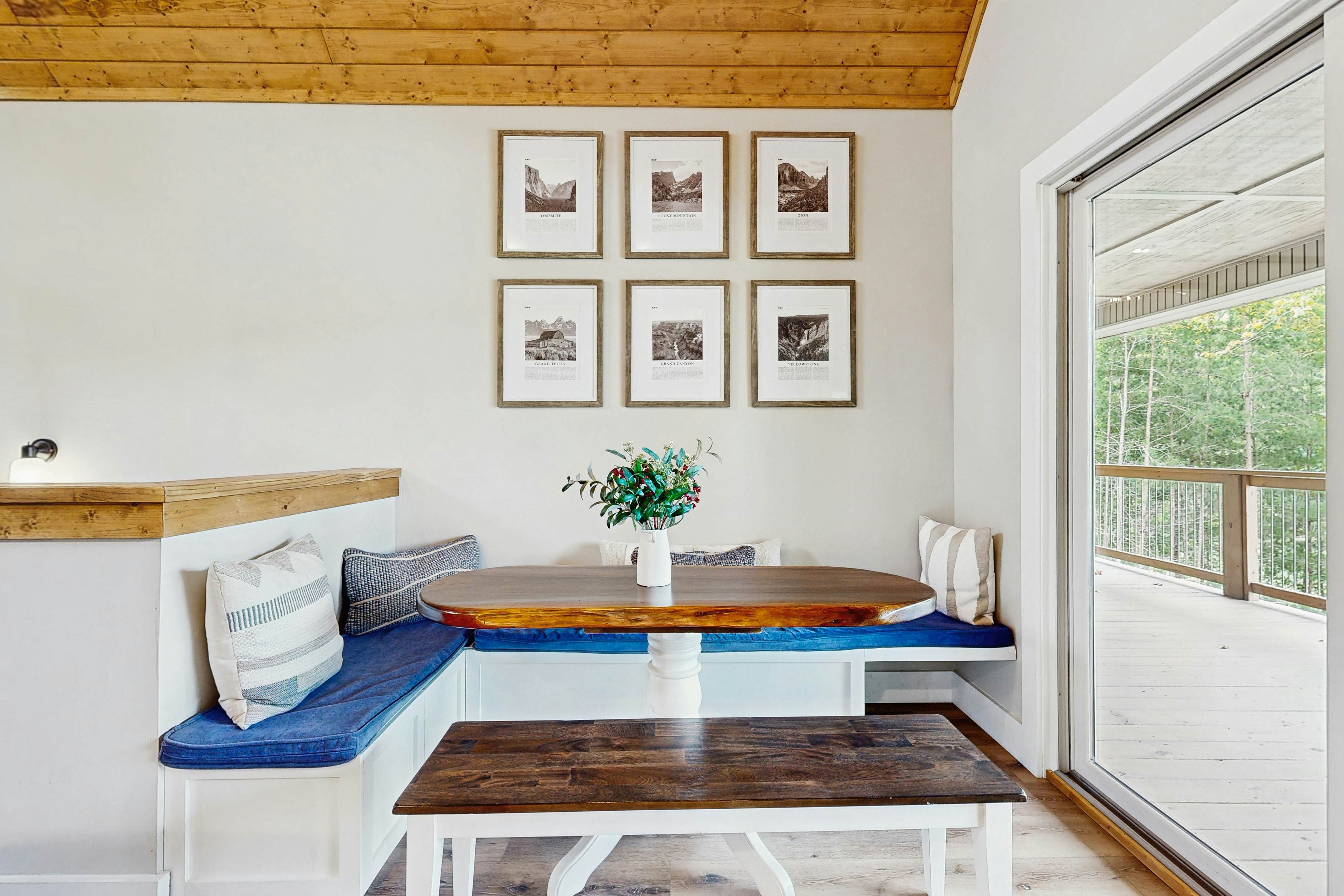 Serene Waterfront Cabin, Sleeps 12・Patio・Fire pit