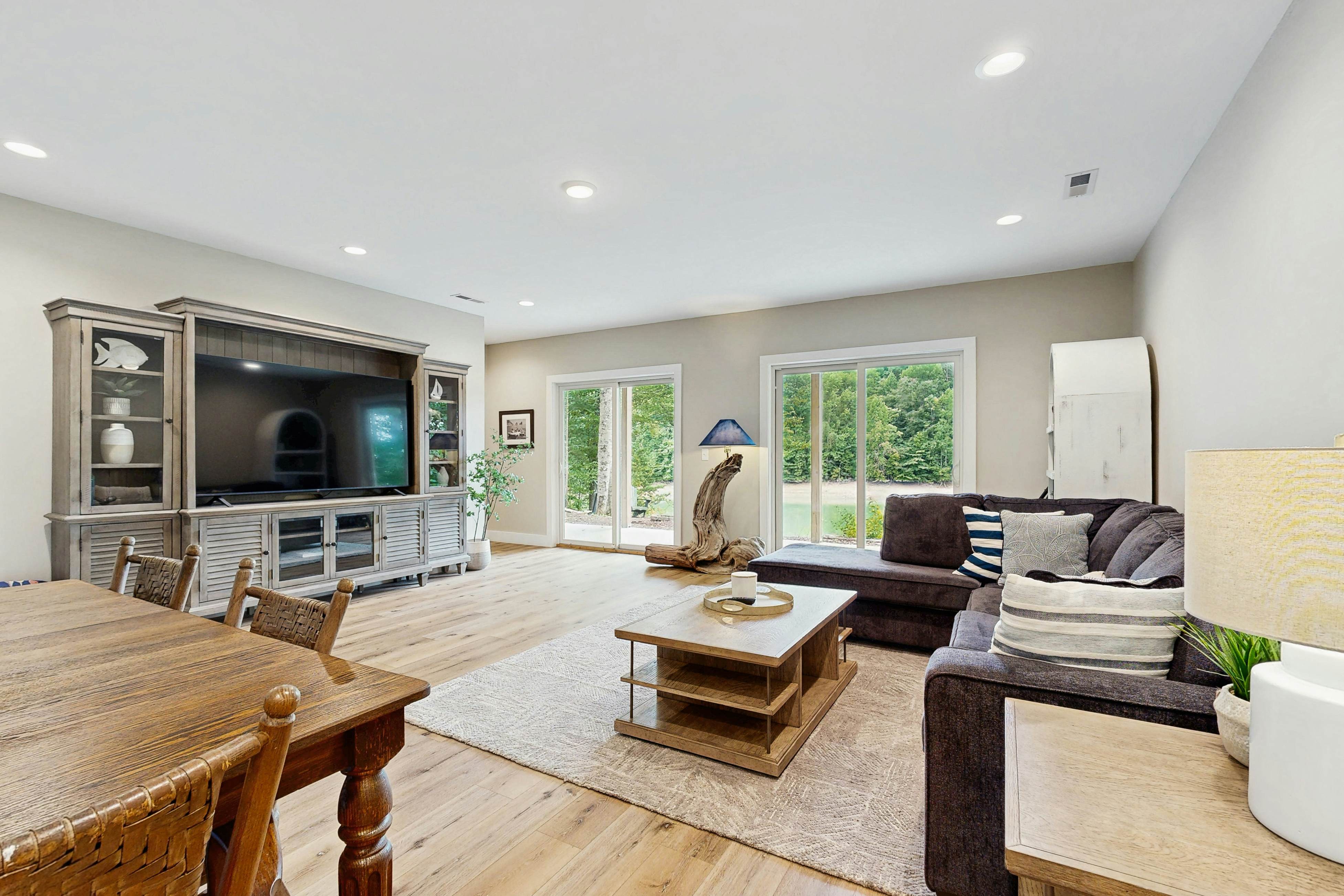 Serene Waterfront Cabin, Sleeps 12・Patio・Fire pit