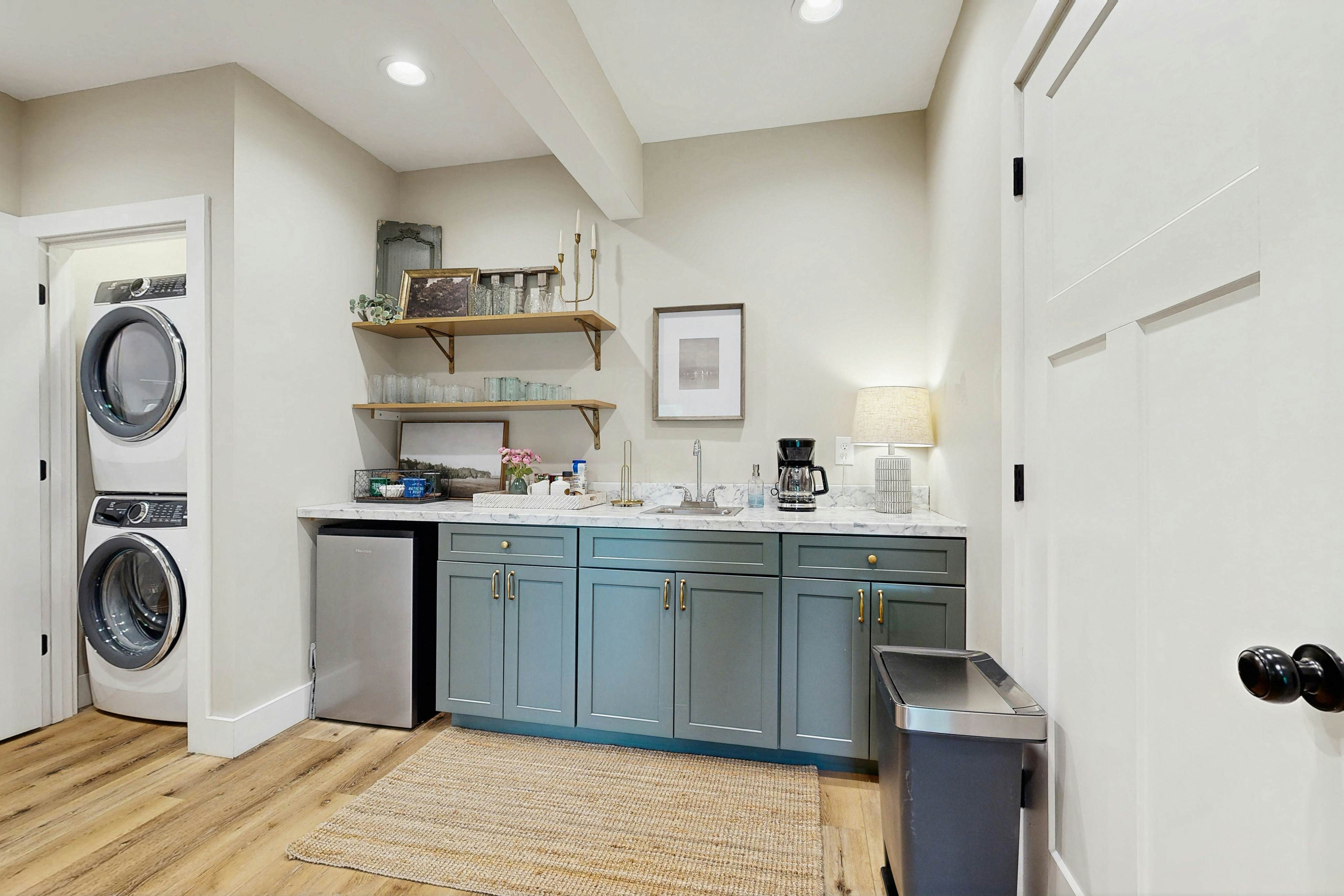 Serene Waterfront Cabin, Sleeps 12・Patio・Fire pit