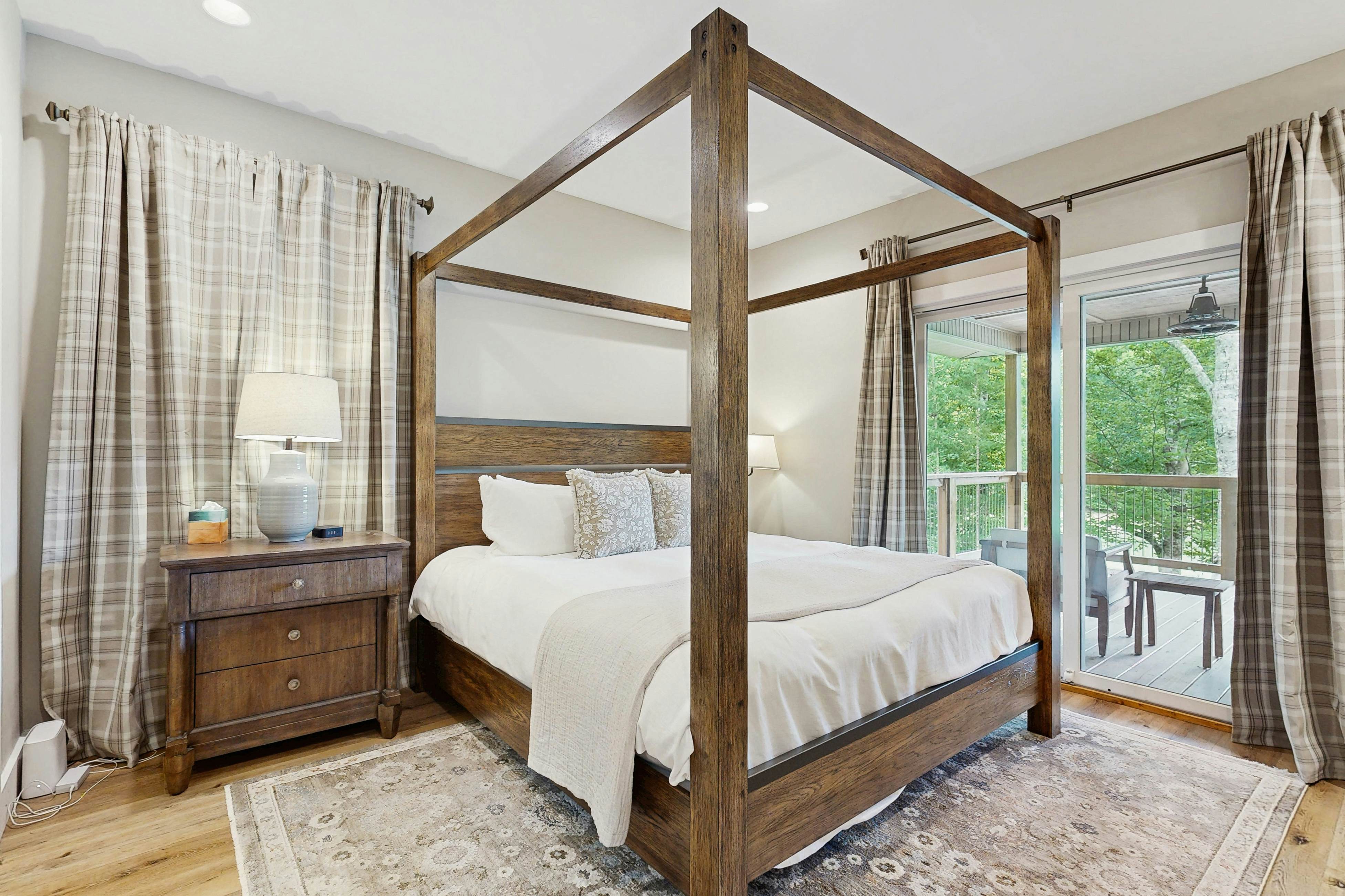 Serene Waterfront Cabin, Sleeps 12・Patio・Fire pit