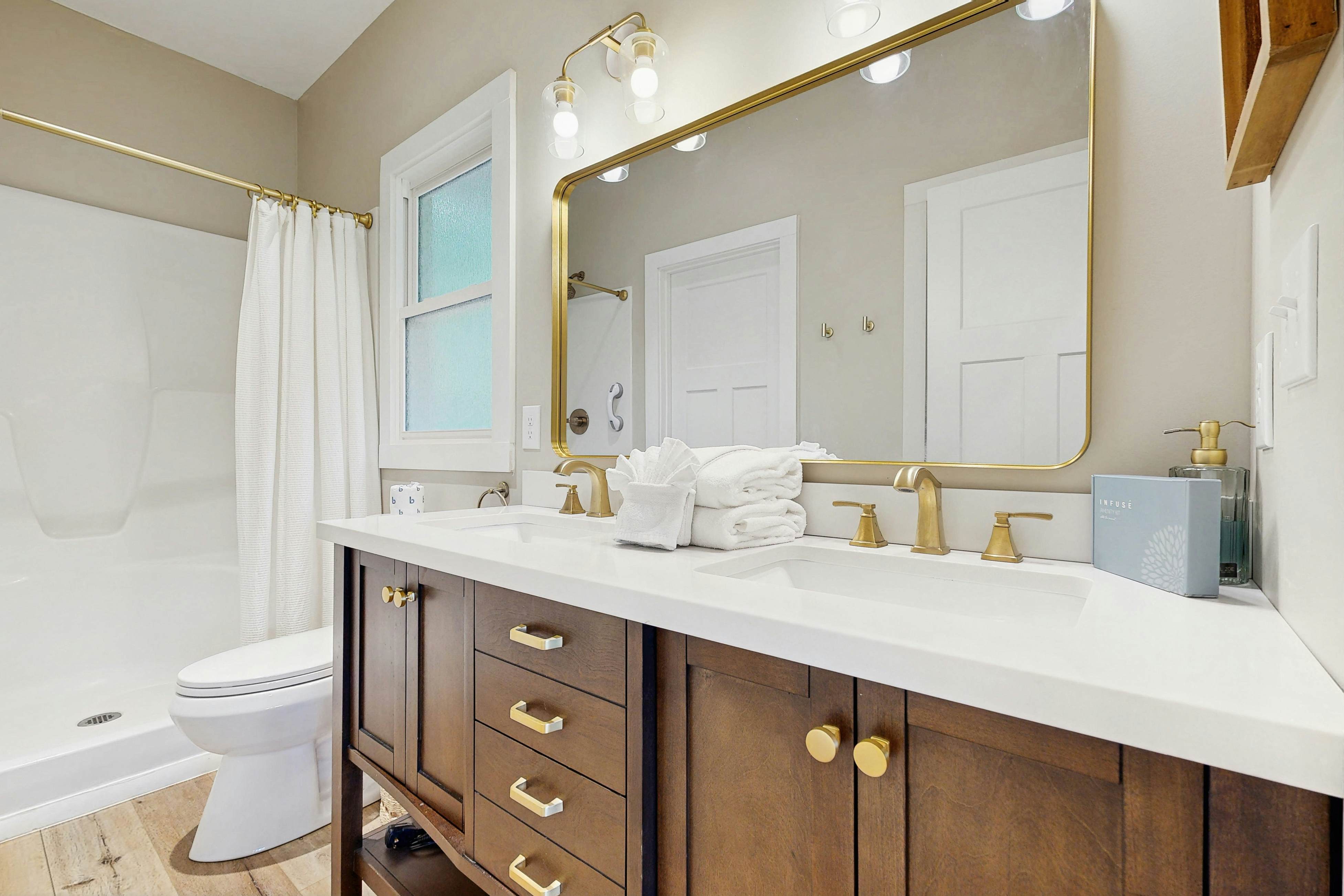 Serene Waterfront Cabin, Sleeps 12・Patio・Fire pit