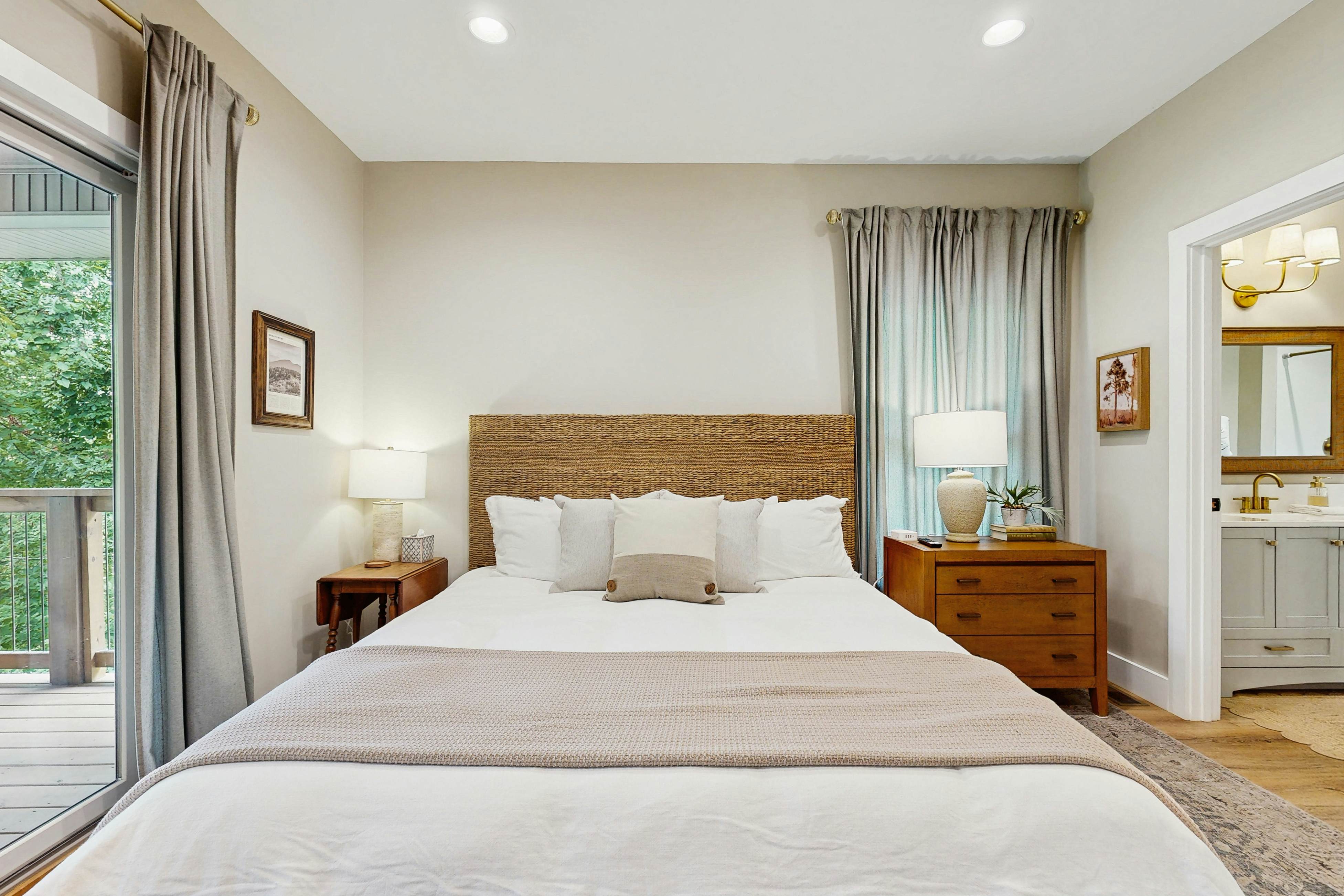 Serene Waterfront Cabin, Sleeps 12・Patio・Fire pit