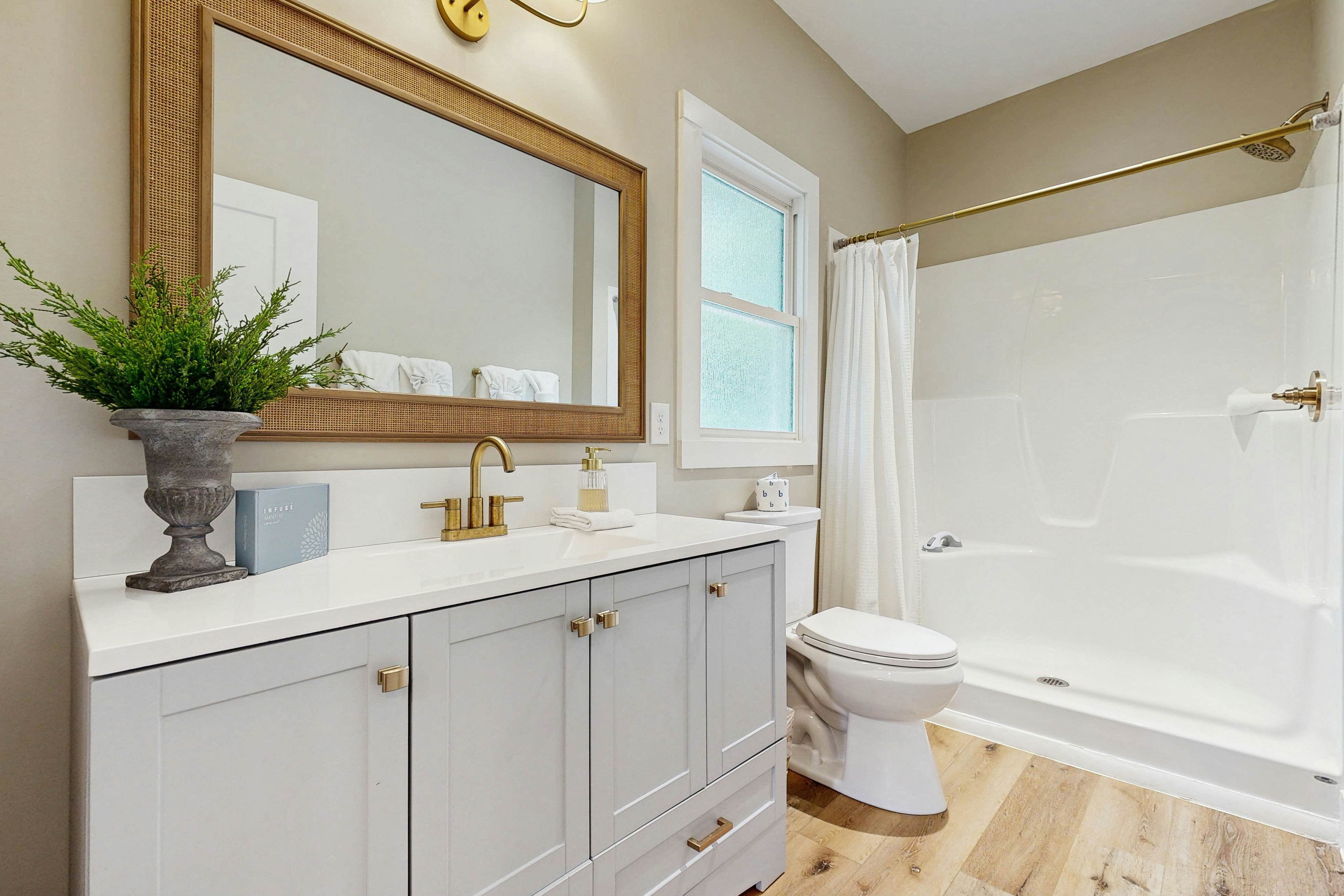 Serene Waterfront Cabin, Sleeps 12・Patio・Fire pit