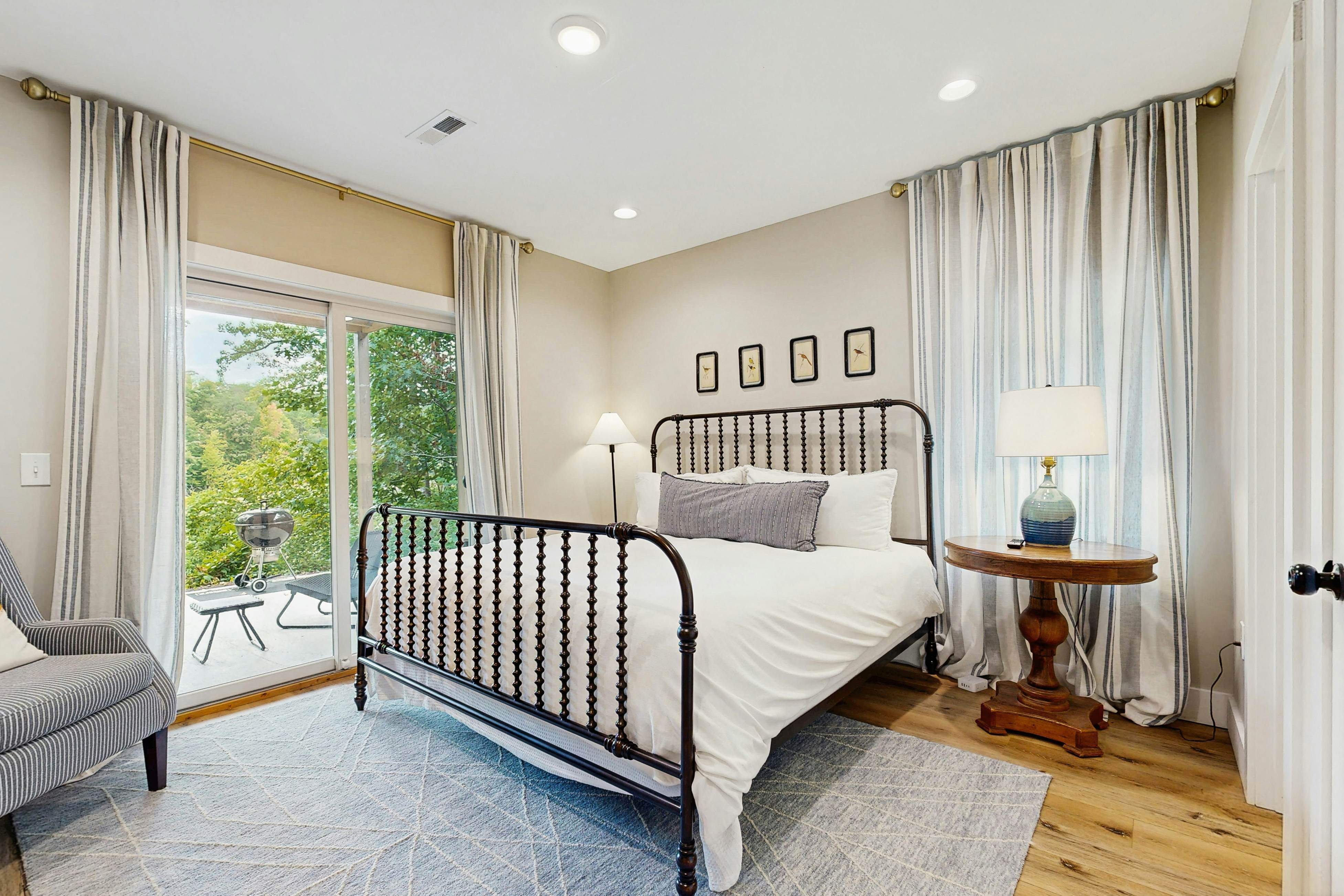 Serene Waterfront Cabin, Sleeps 12・Patio・Fire pit