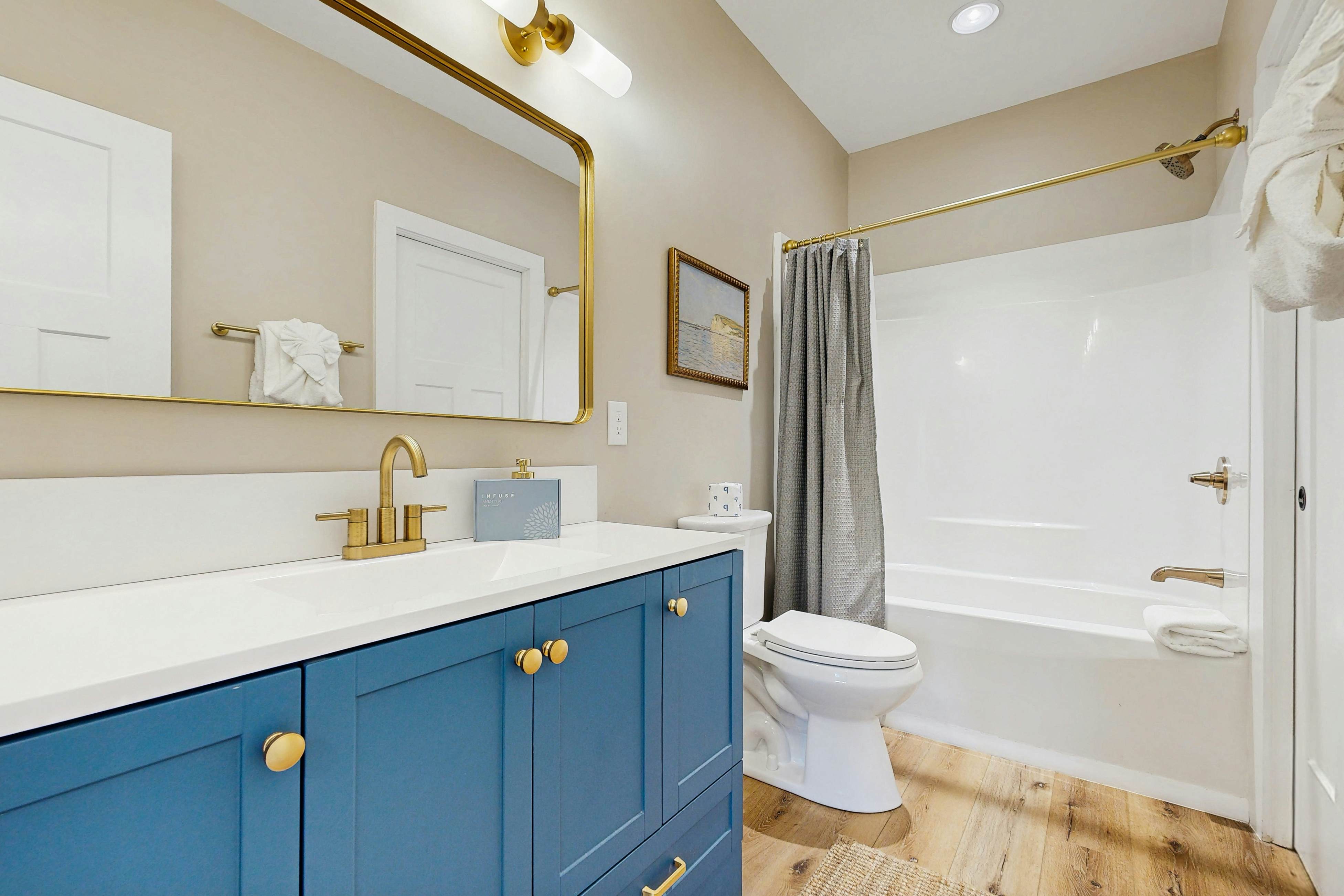 Serene Waterfront Cabin, Sleeps 12・Patio・Fire pit