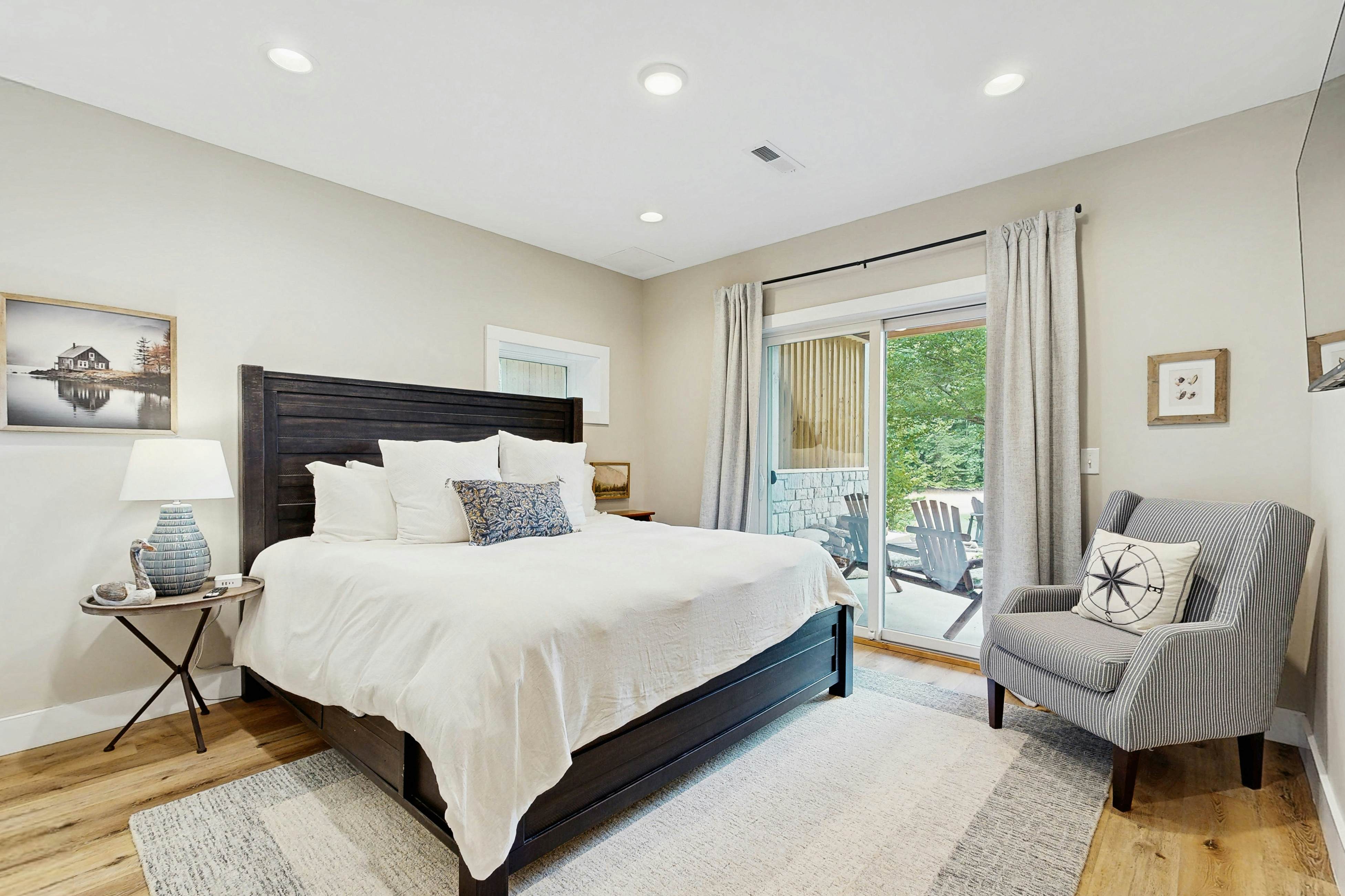 Serene Waterfront Cabin, Sleeps 12・Patio・Fire pit