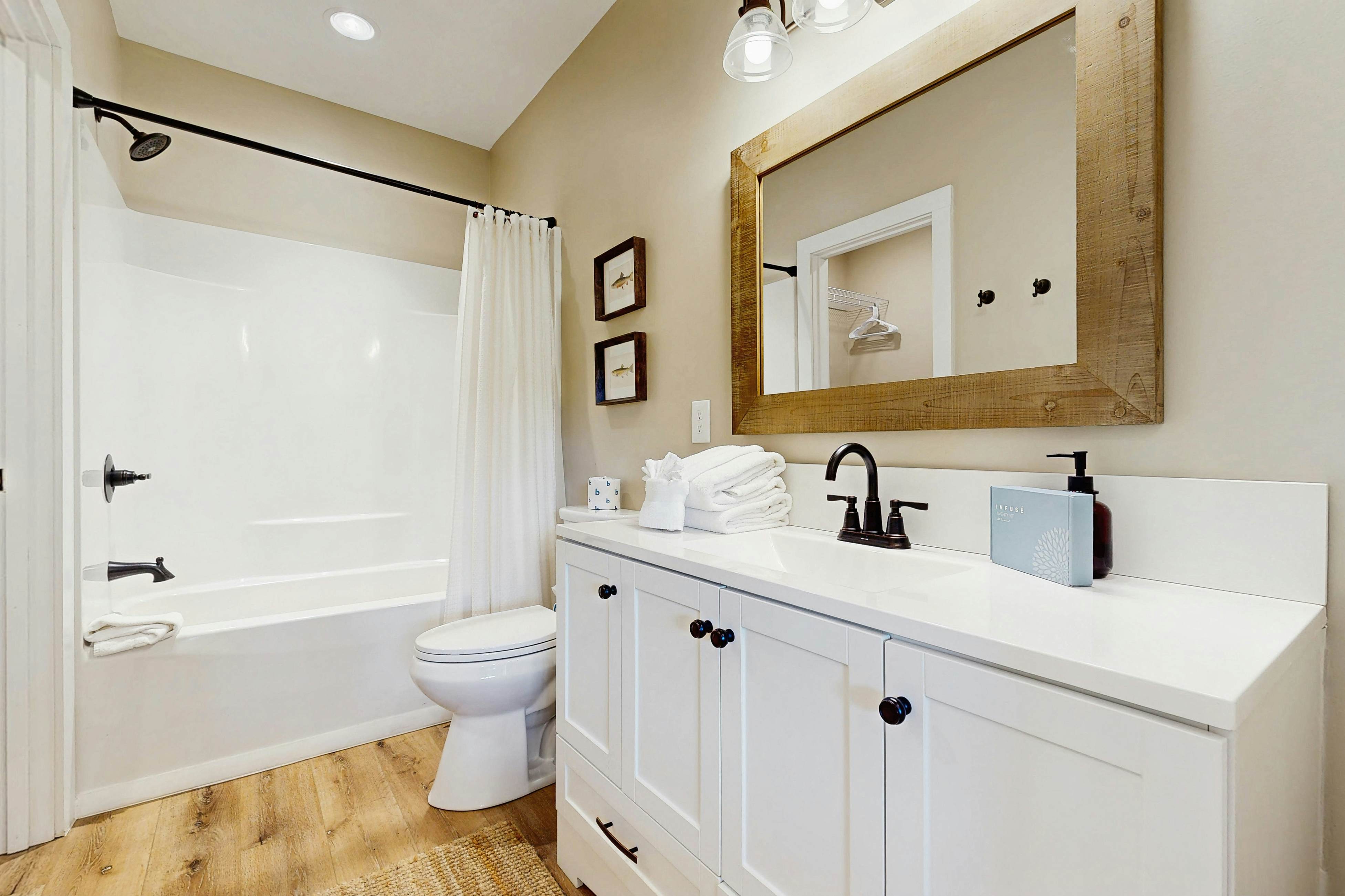 Serene Waterfront Cabin, Sleeps 12・Patio・Fire pit