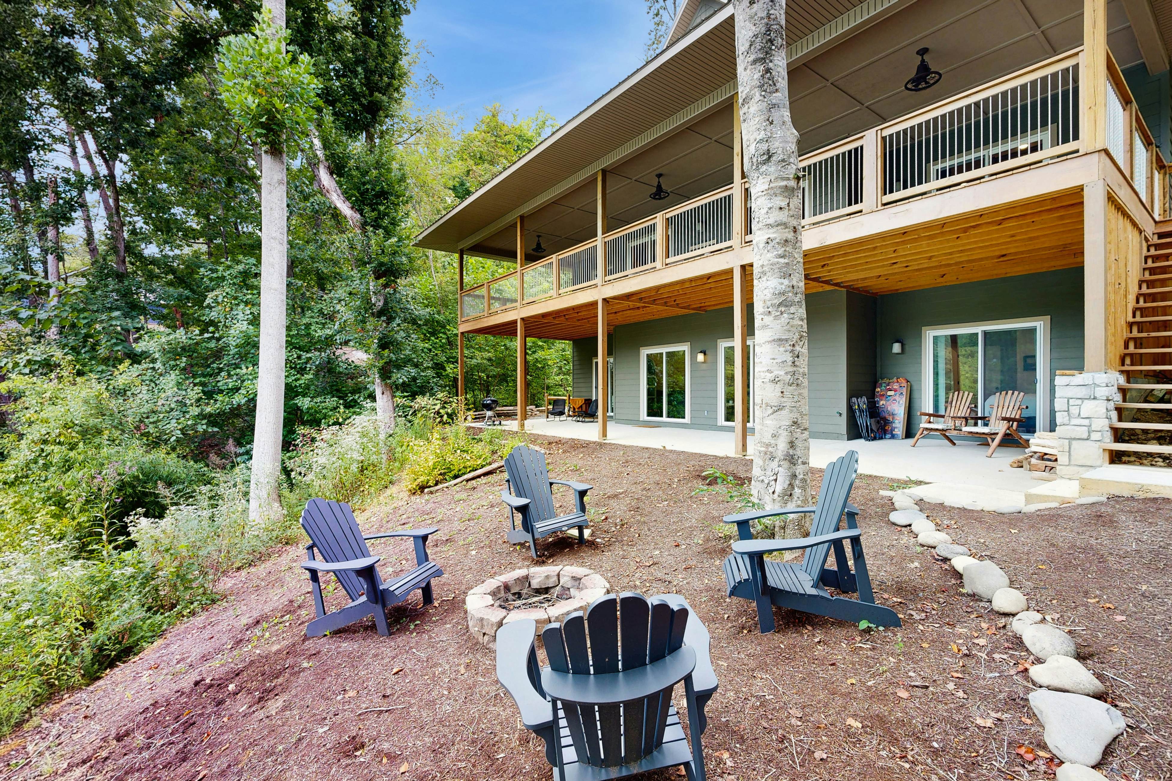 Serene Waterfront Cabin, Sleeps 12・Patio・Fire pit