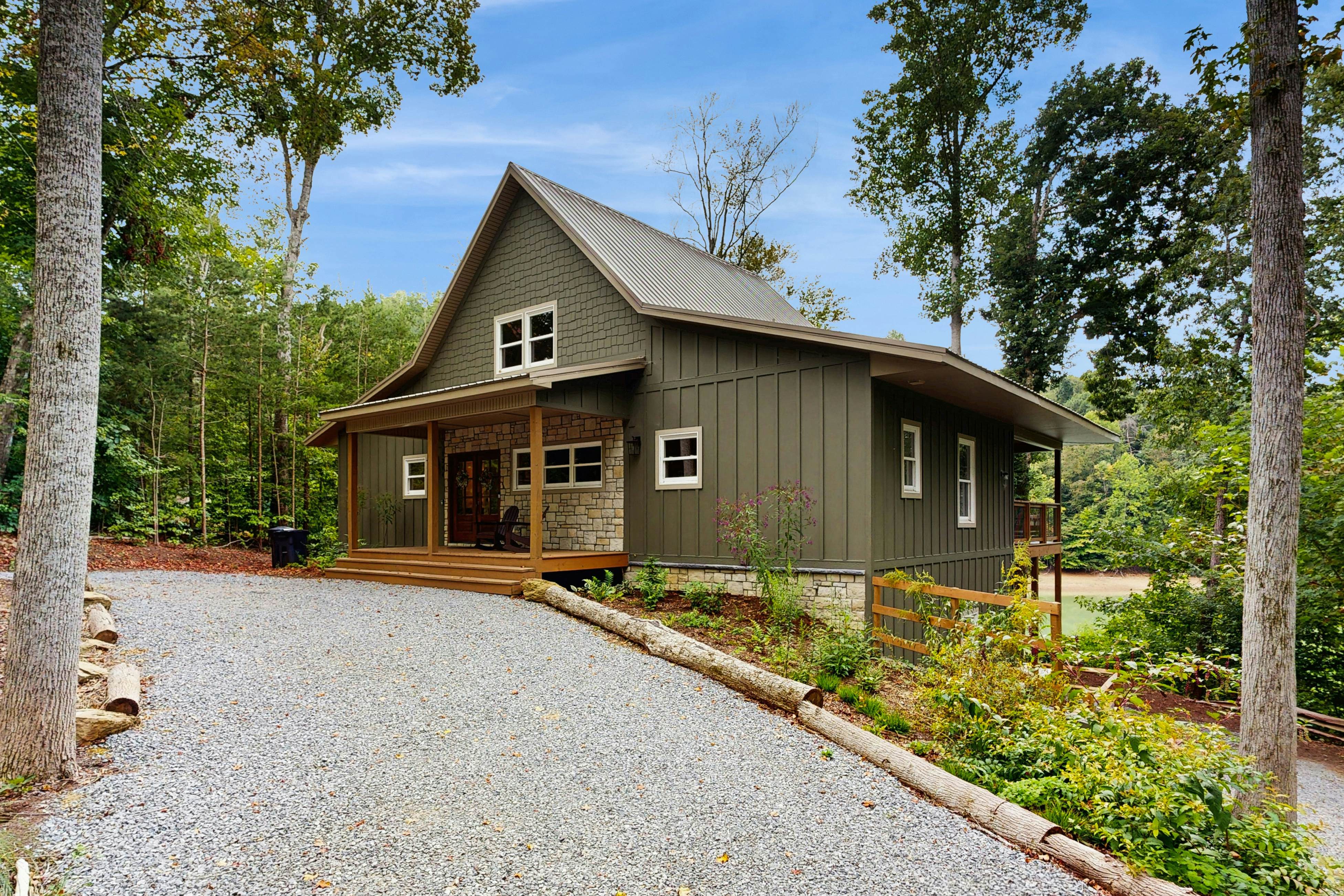 Serene Waterfront Cabin, Sleeps 12・Patio・Fire pit