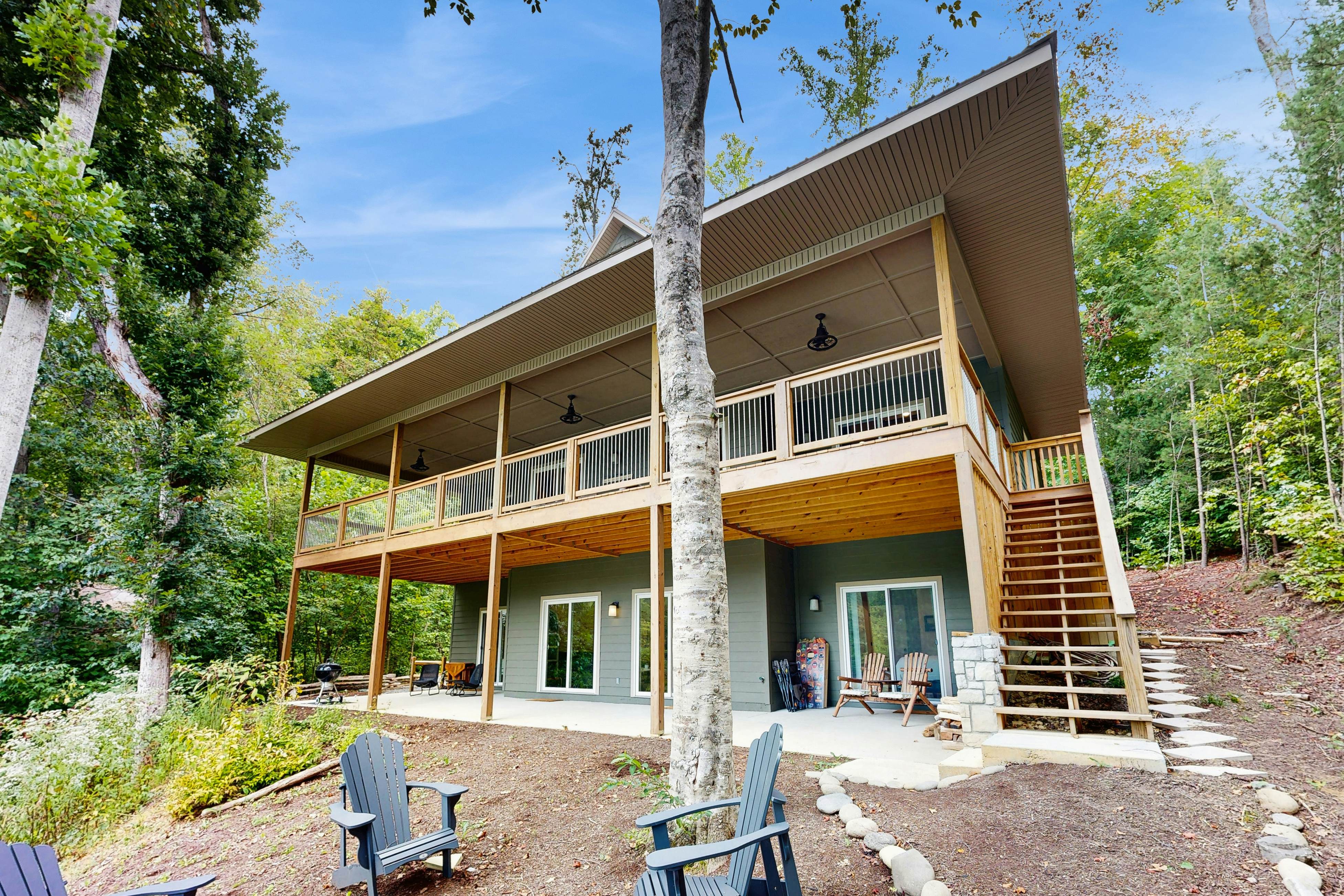 Serene Waterfront Cabin, Sleeps 12・Patio・Fire pit