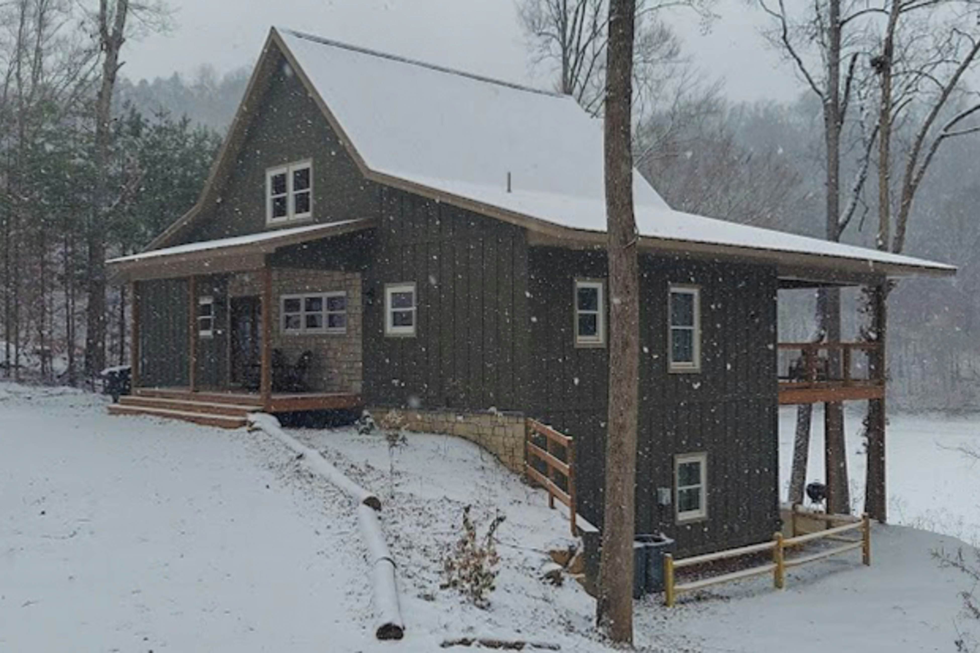 Serene Waterfront Cabin, Sleeps 12・Patio・Fire pit