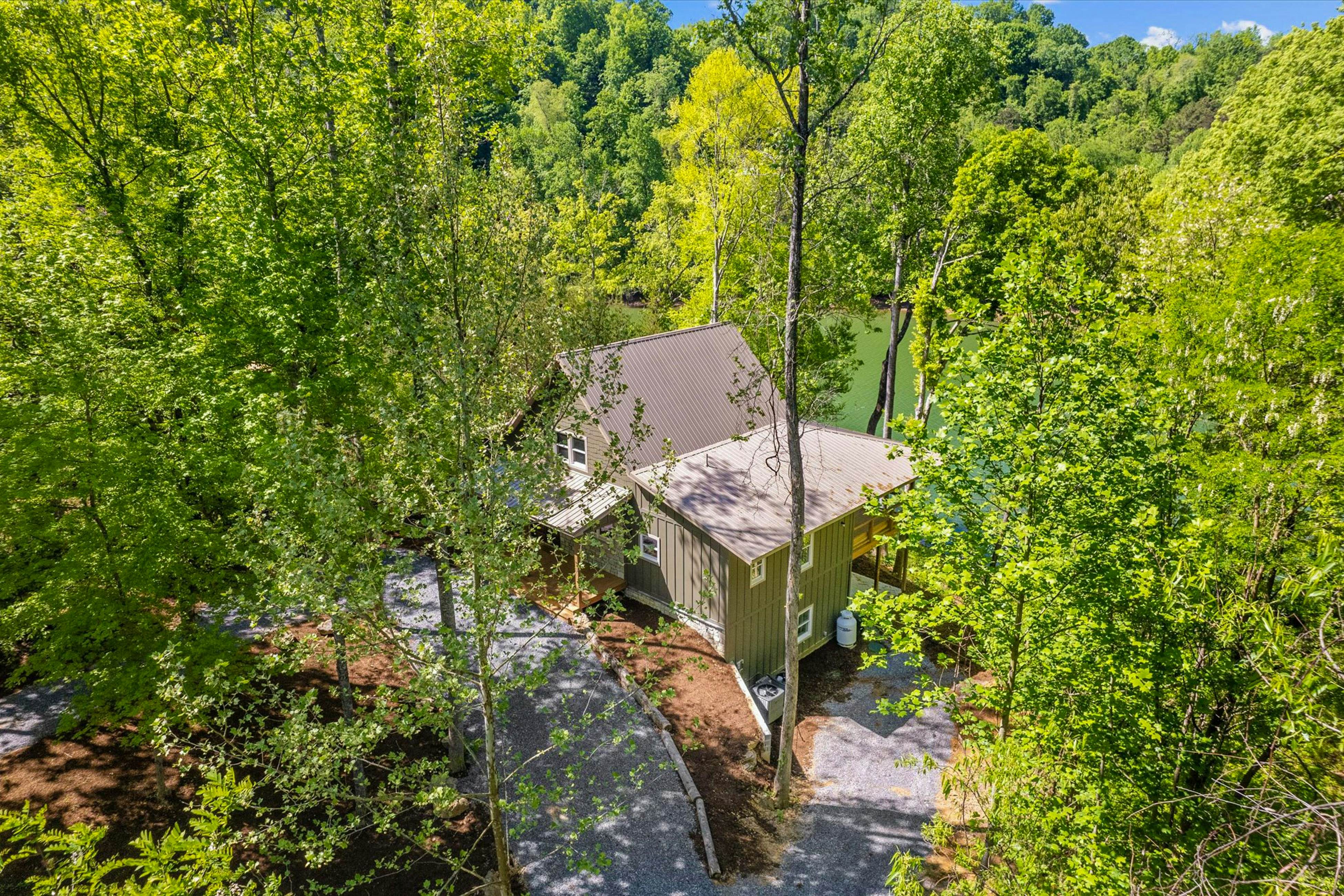 Serene Waterfront Cabin, Sleeps 12・Patio・Fire pit