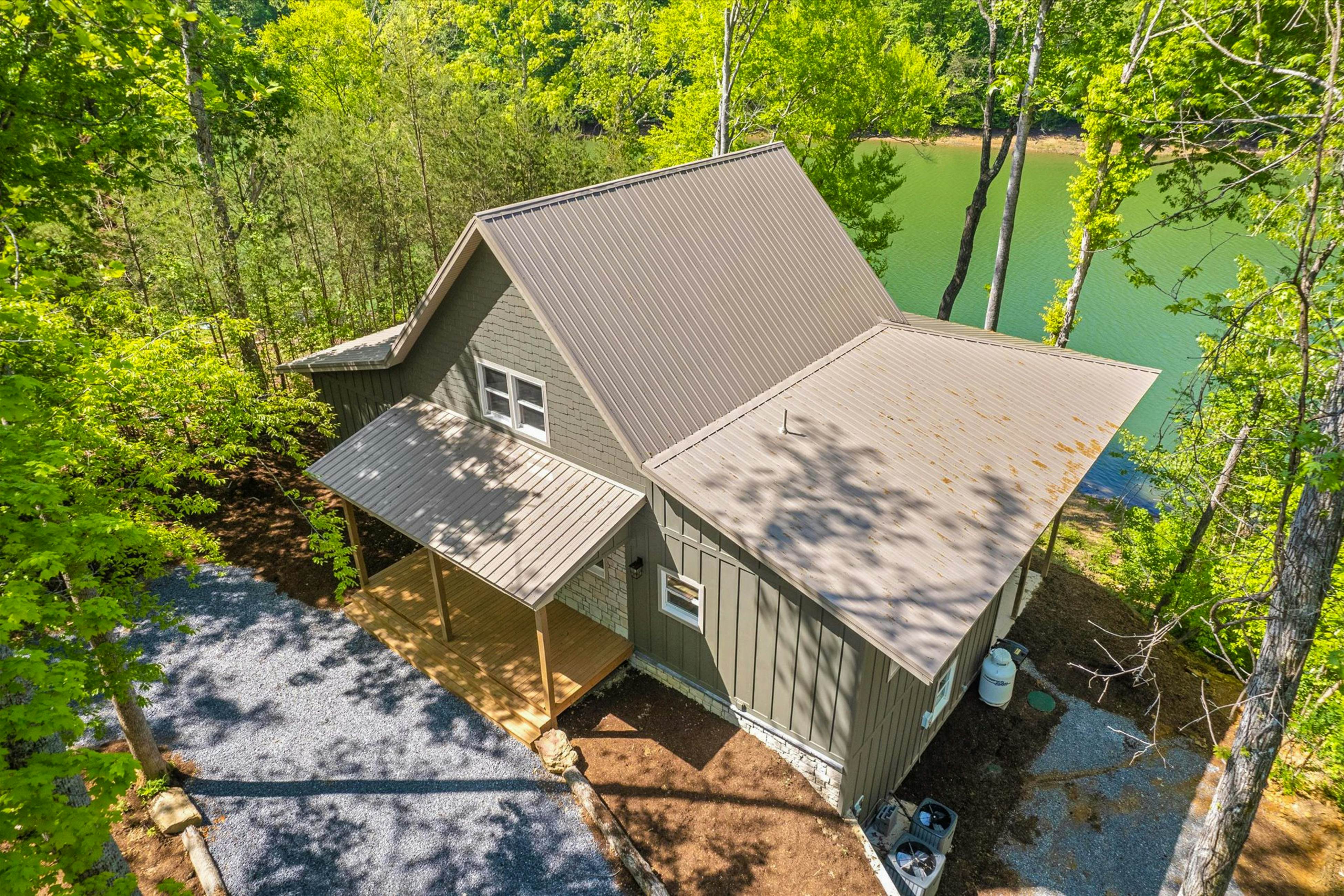 Serene Waterfront Cabin, Sleeps 12・Patio・Fire pit