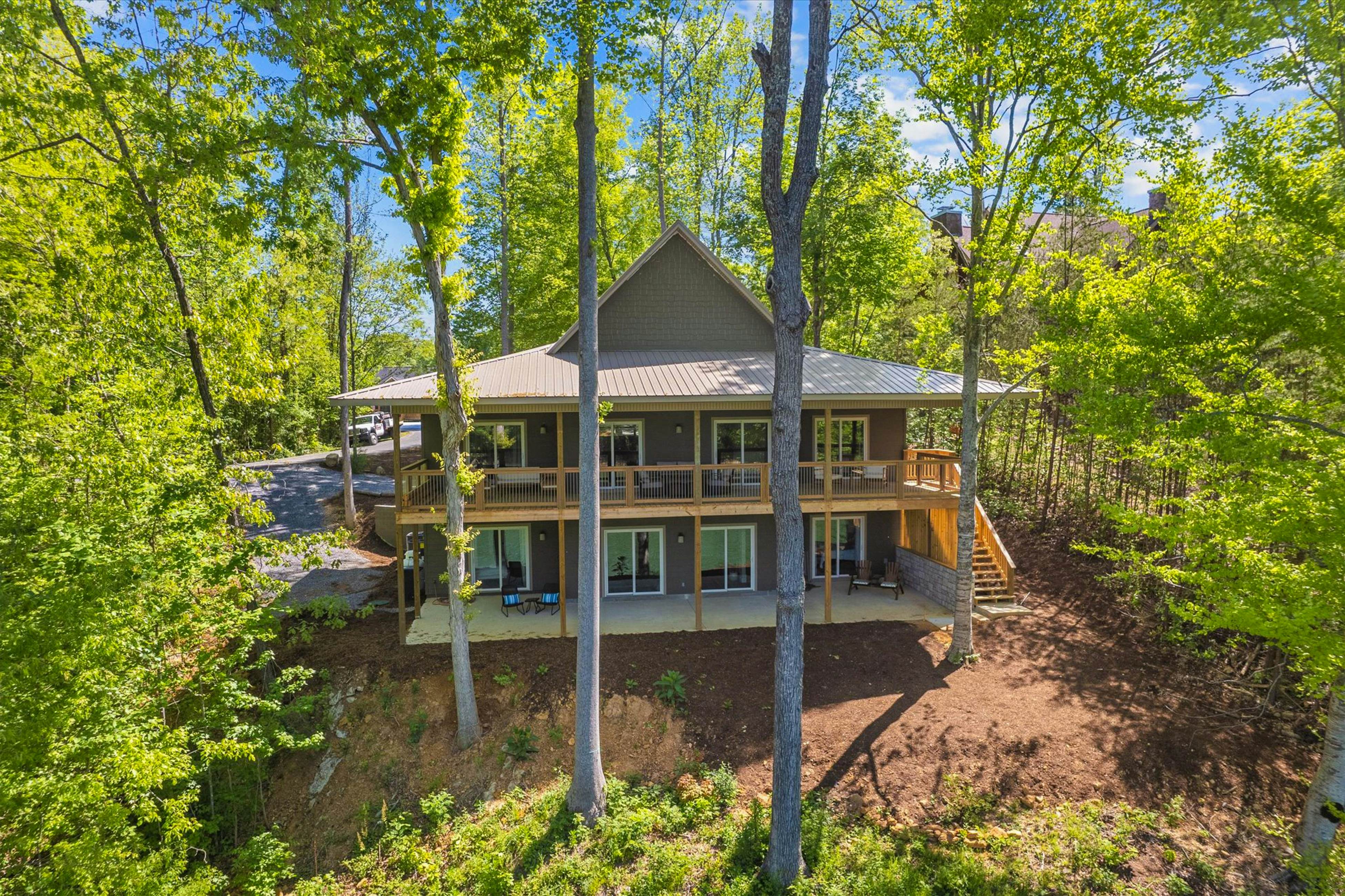 Serene Waterfront Cabin, Sleeps 12・Patio・Fire pit