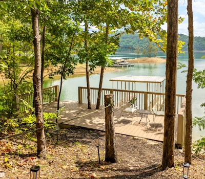 Spacious Lakefront Home, Sleeps 8・Dock・Pool Table