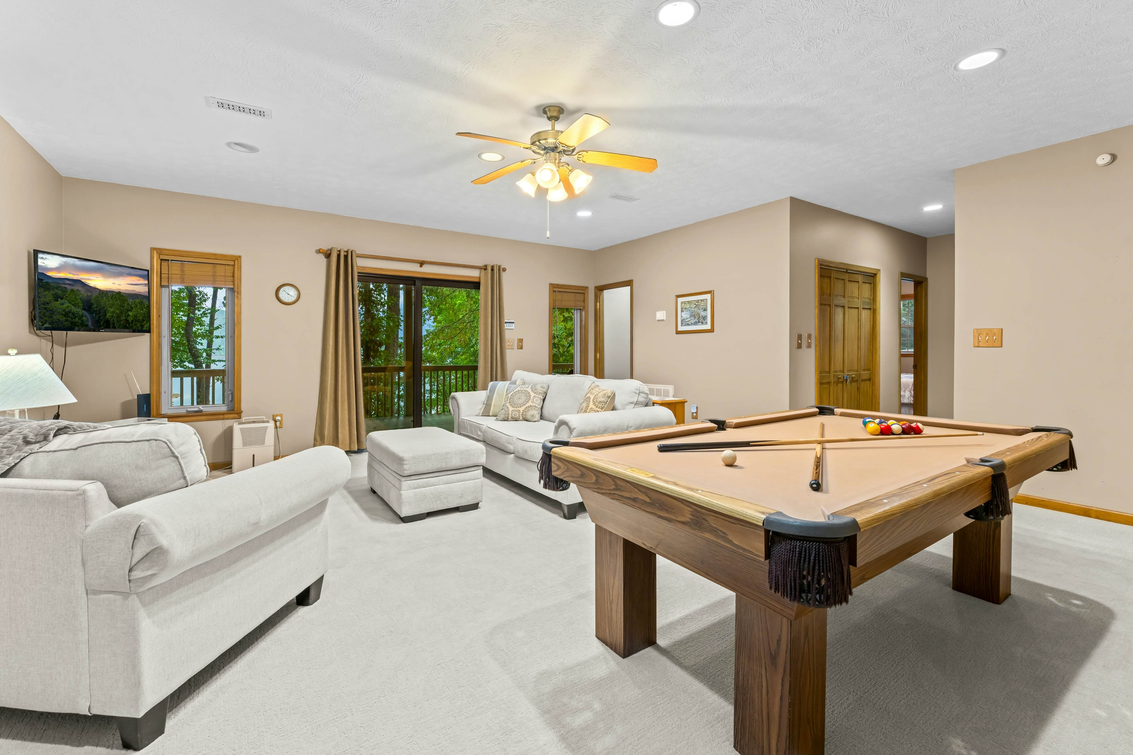 Spacious Lakefront Home, Sleeps 8・Dock・Pool Table