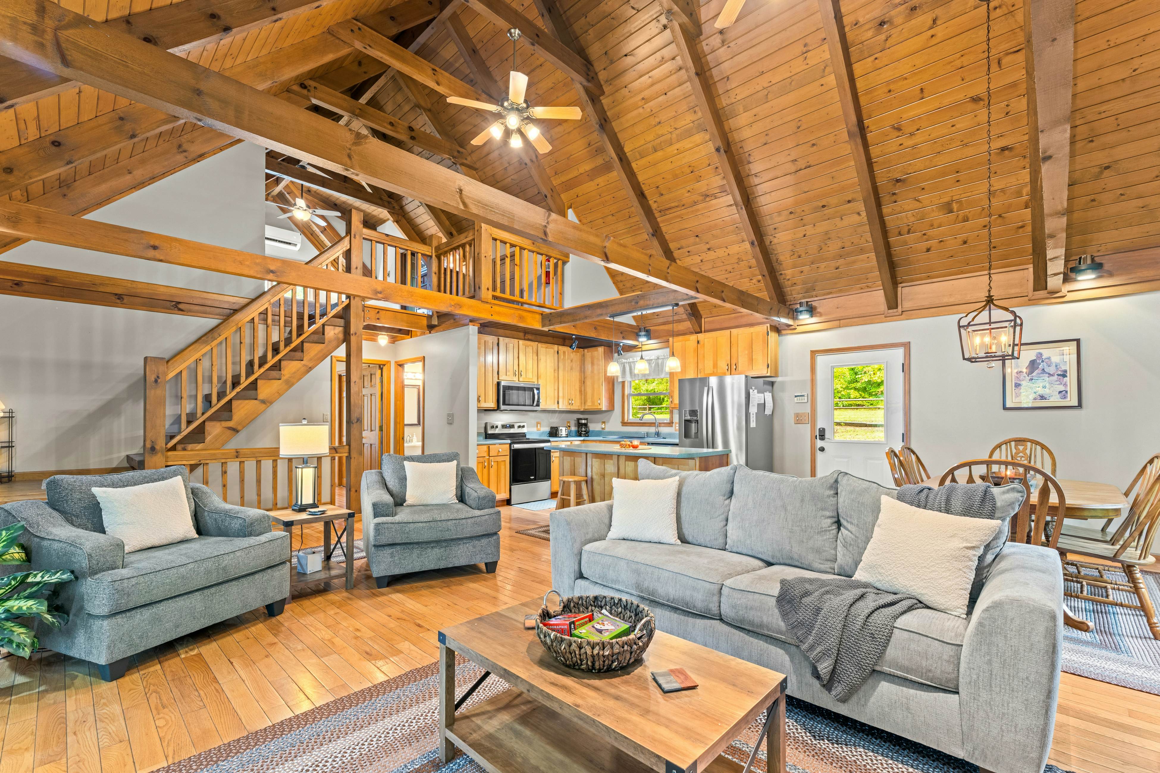 Spacious Lakefront Home, Sleeps 8・Dock・Pool Table