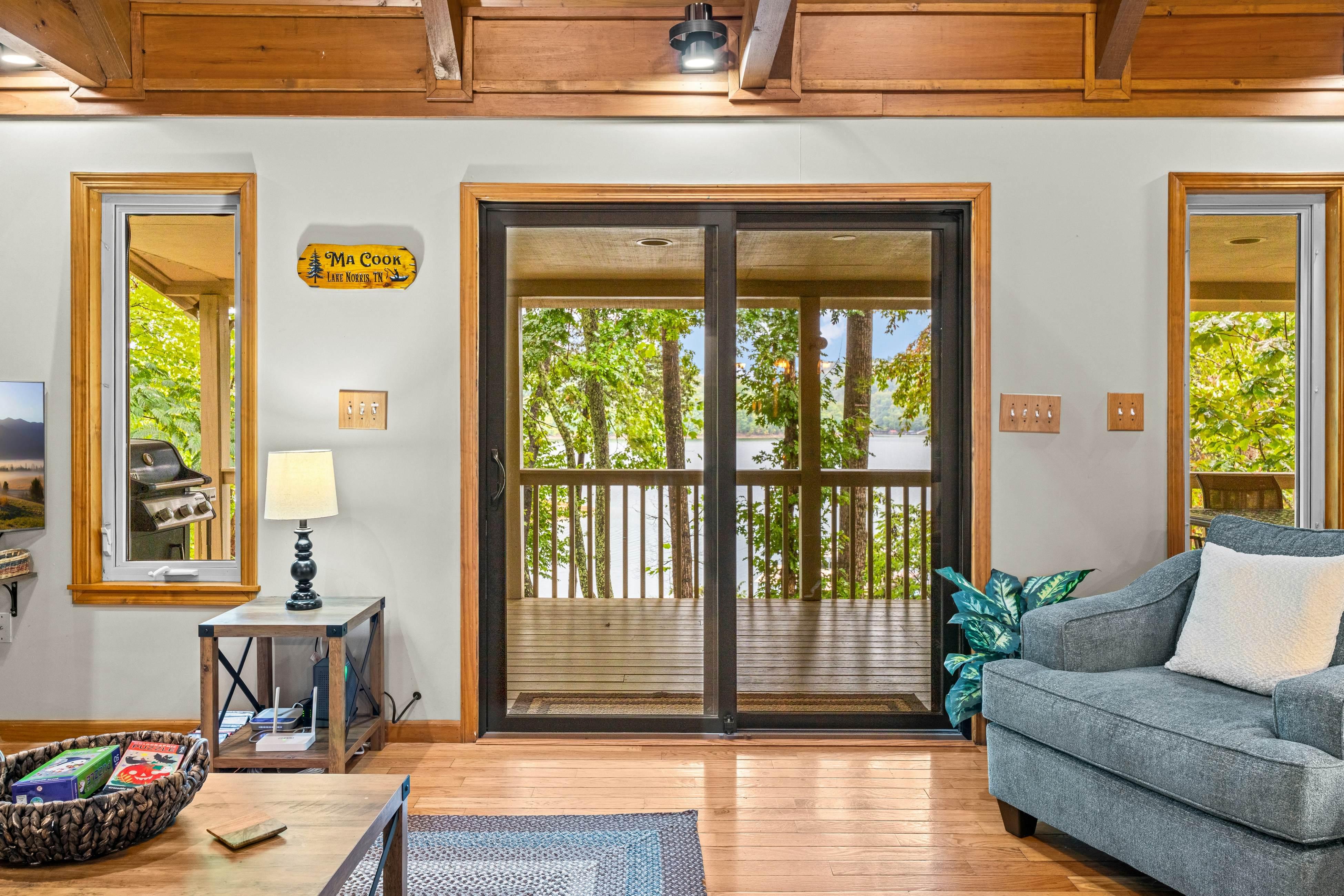 Spacious Lakefront Home, Sleeps 8・Dock・Pool Table