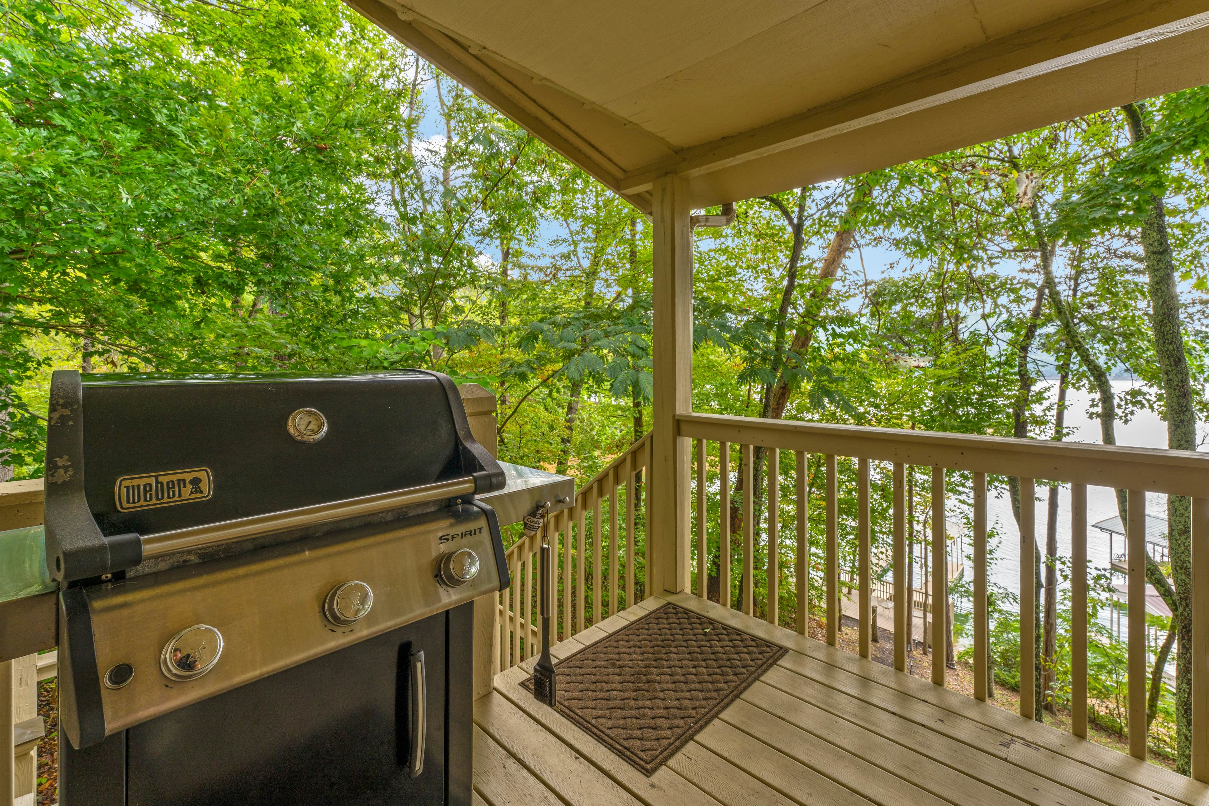 Spacious Lakefront Home, Sleeps 8・Dock・Pool Table