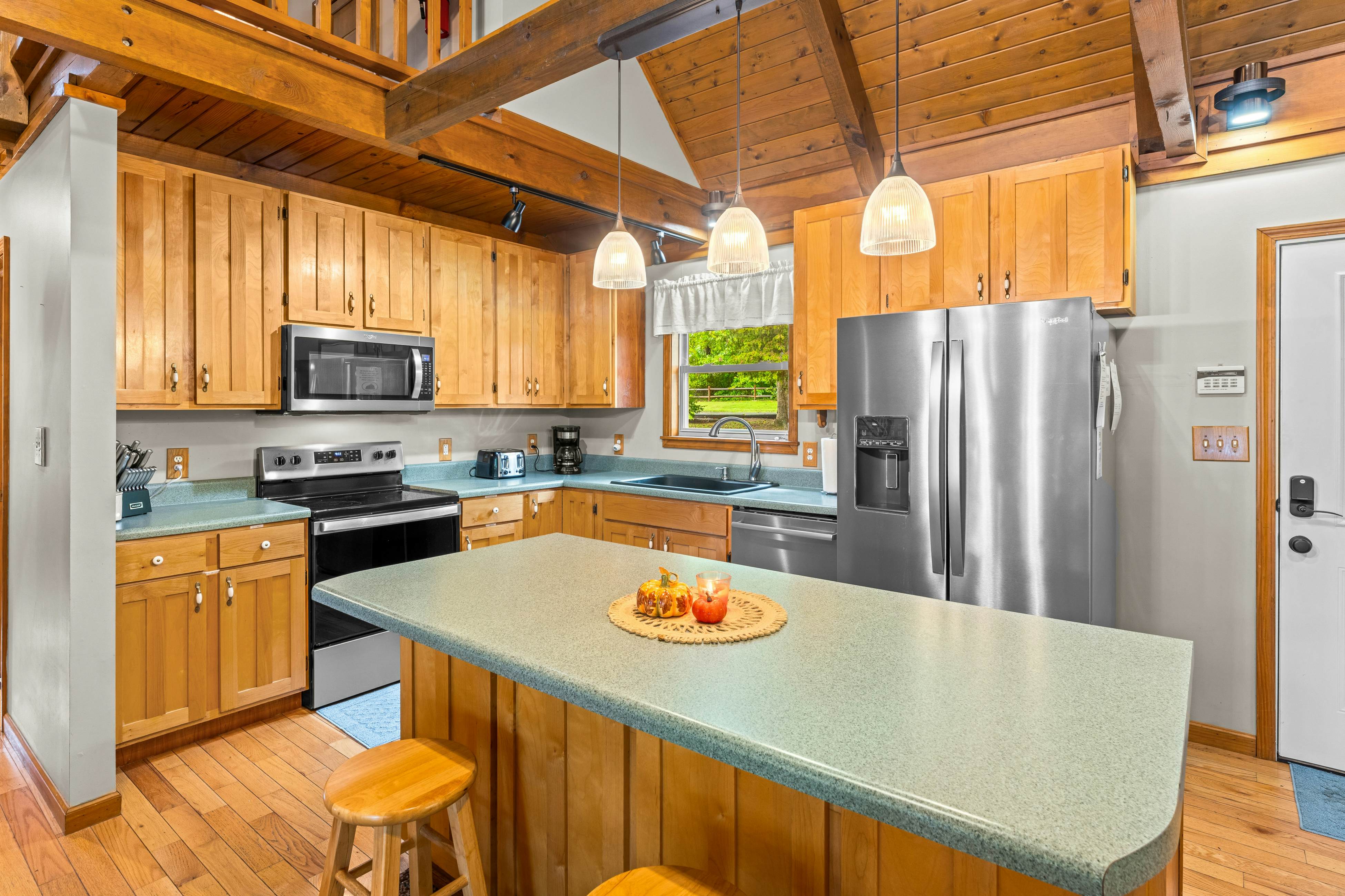 Spacious Lakefront Home, Sleeps 8・Dock・Pool Table