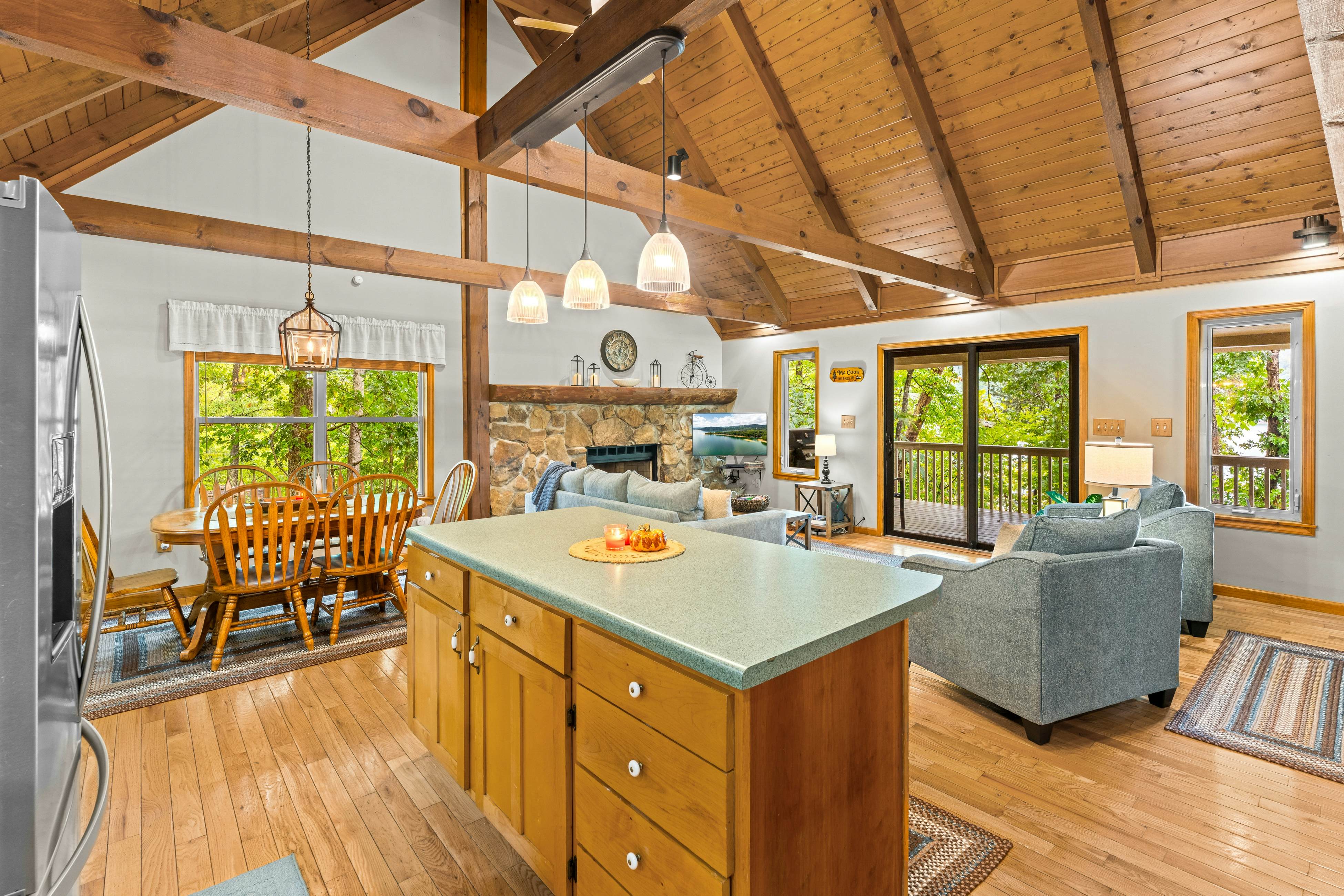 Spacious Lakefront Home, Sleeps 8・Dock・Pool Table