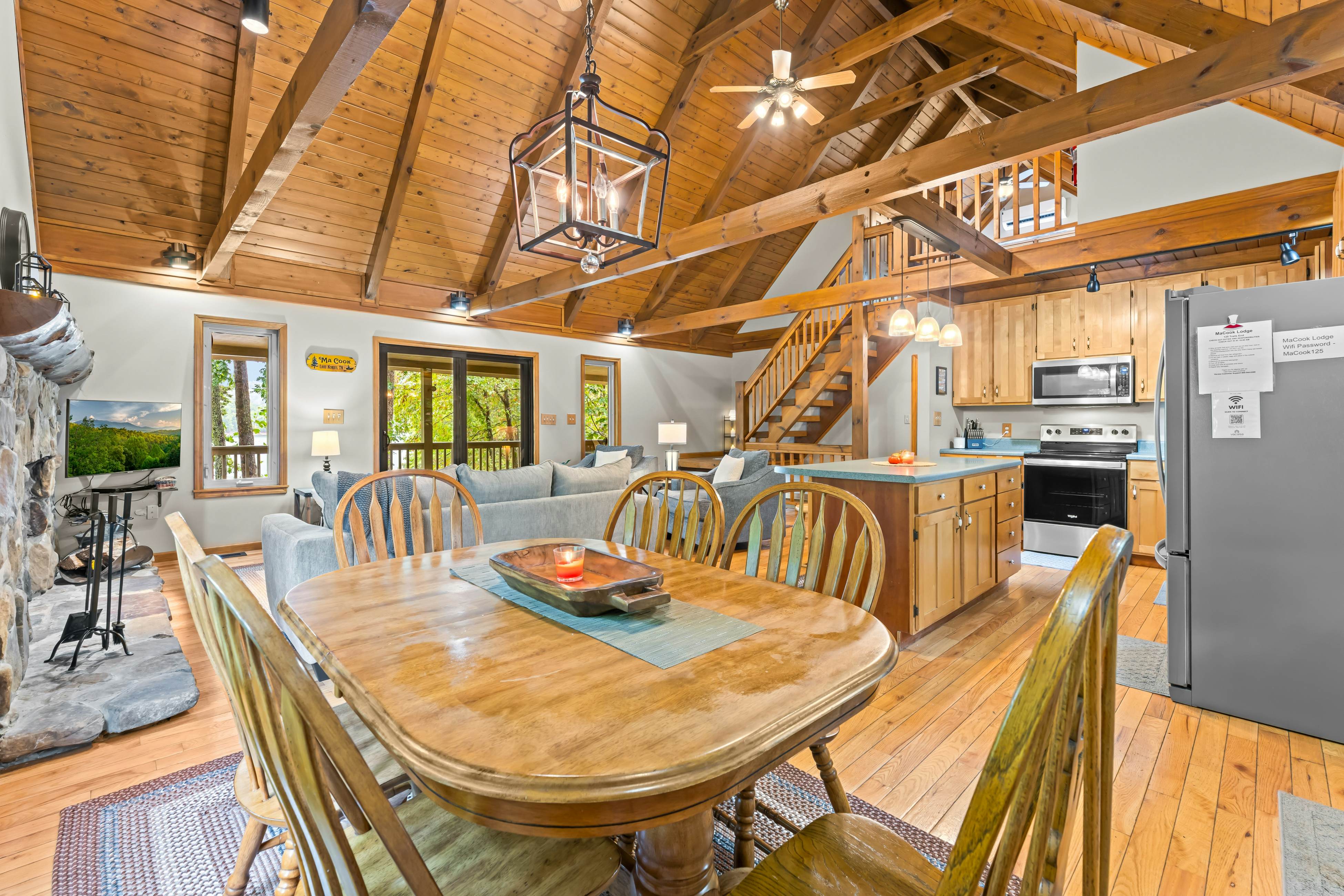 Spacious Lakefront Home, Sleeps 8・Dock・Pool Table