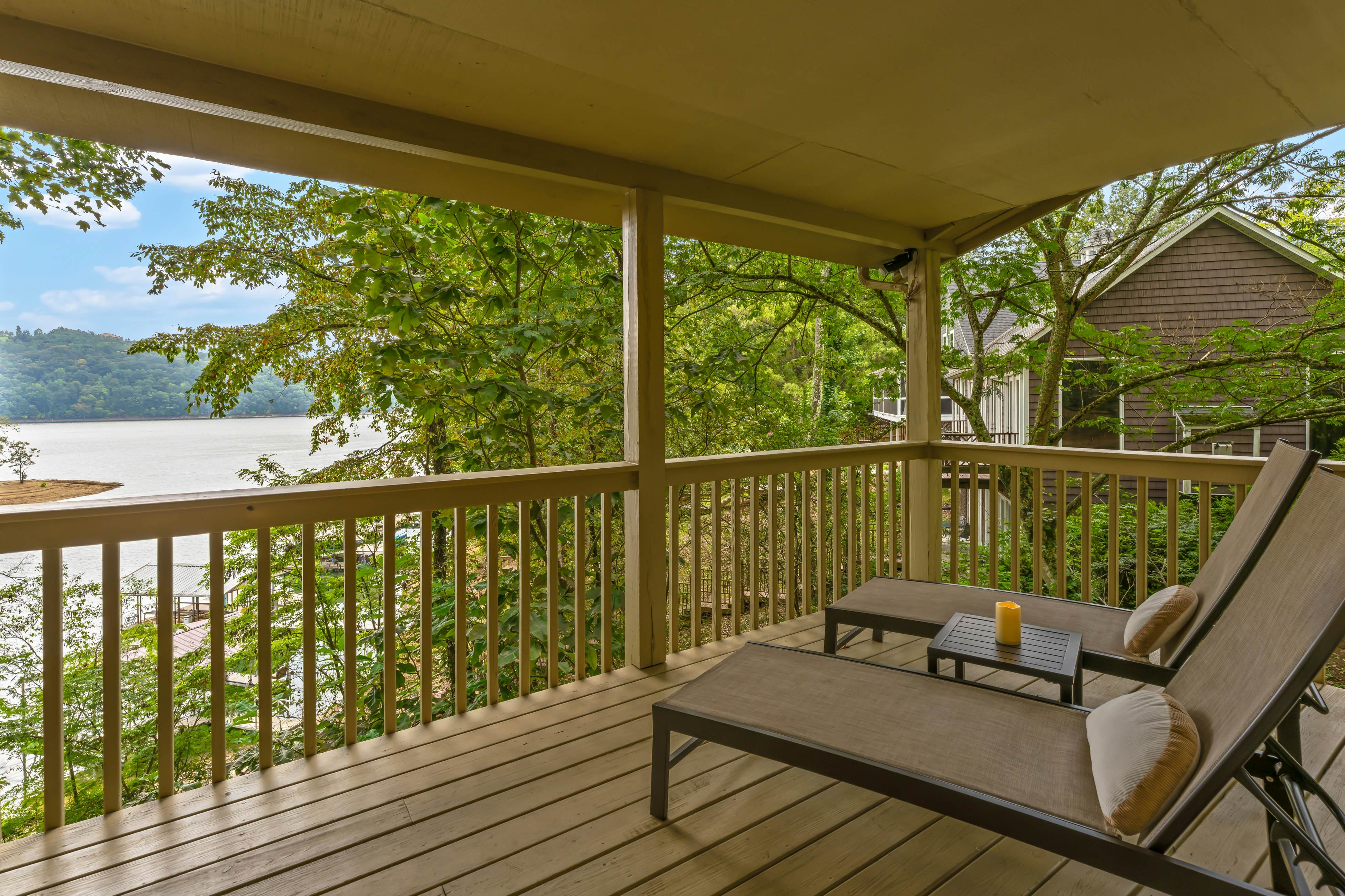 Spacious Lakefront Home, Sleeps 8・Dock・Pool Table