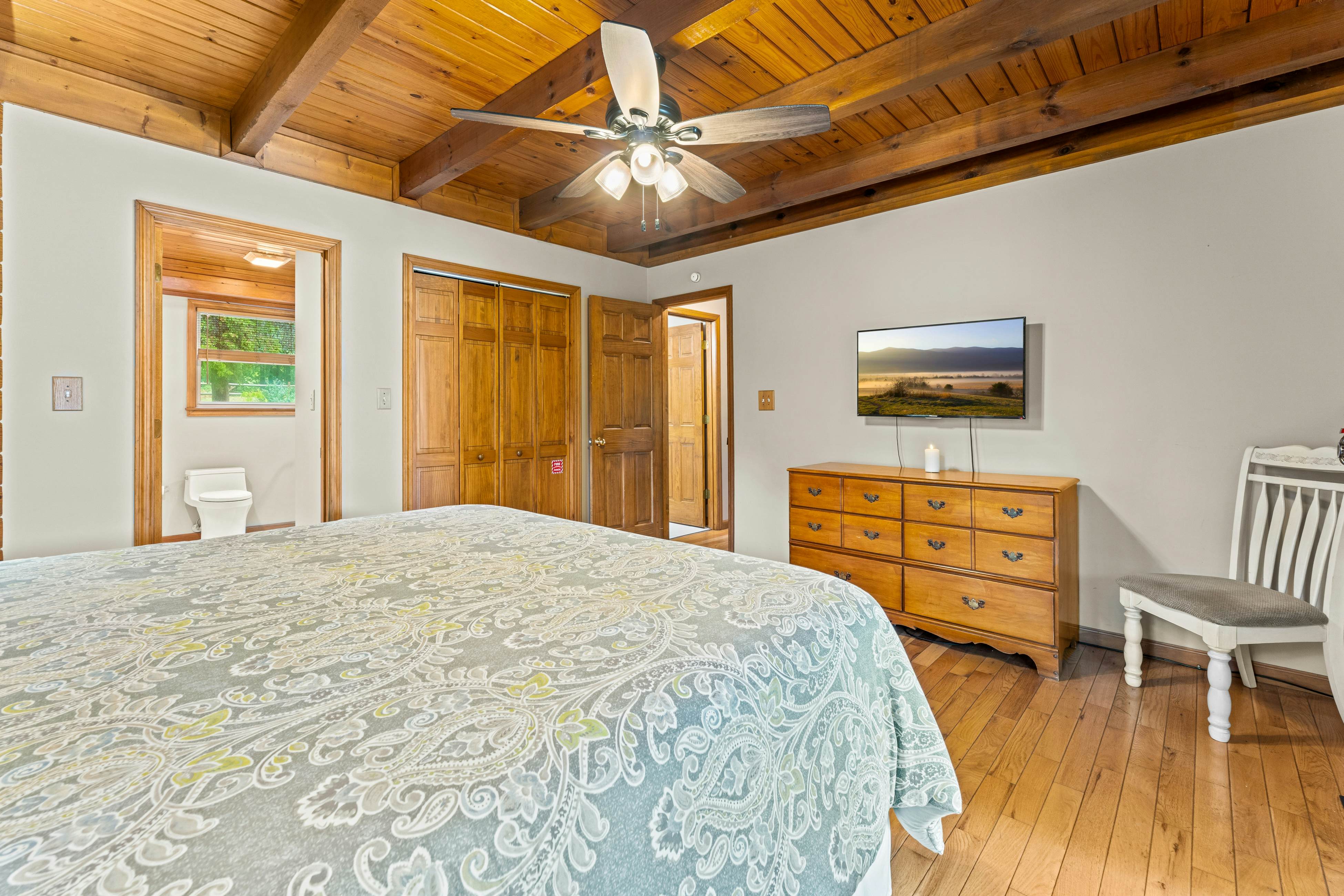 Spacious Lakefront Home, Sleeps 8・Dock・Pool Table